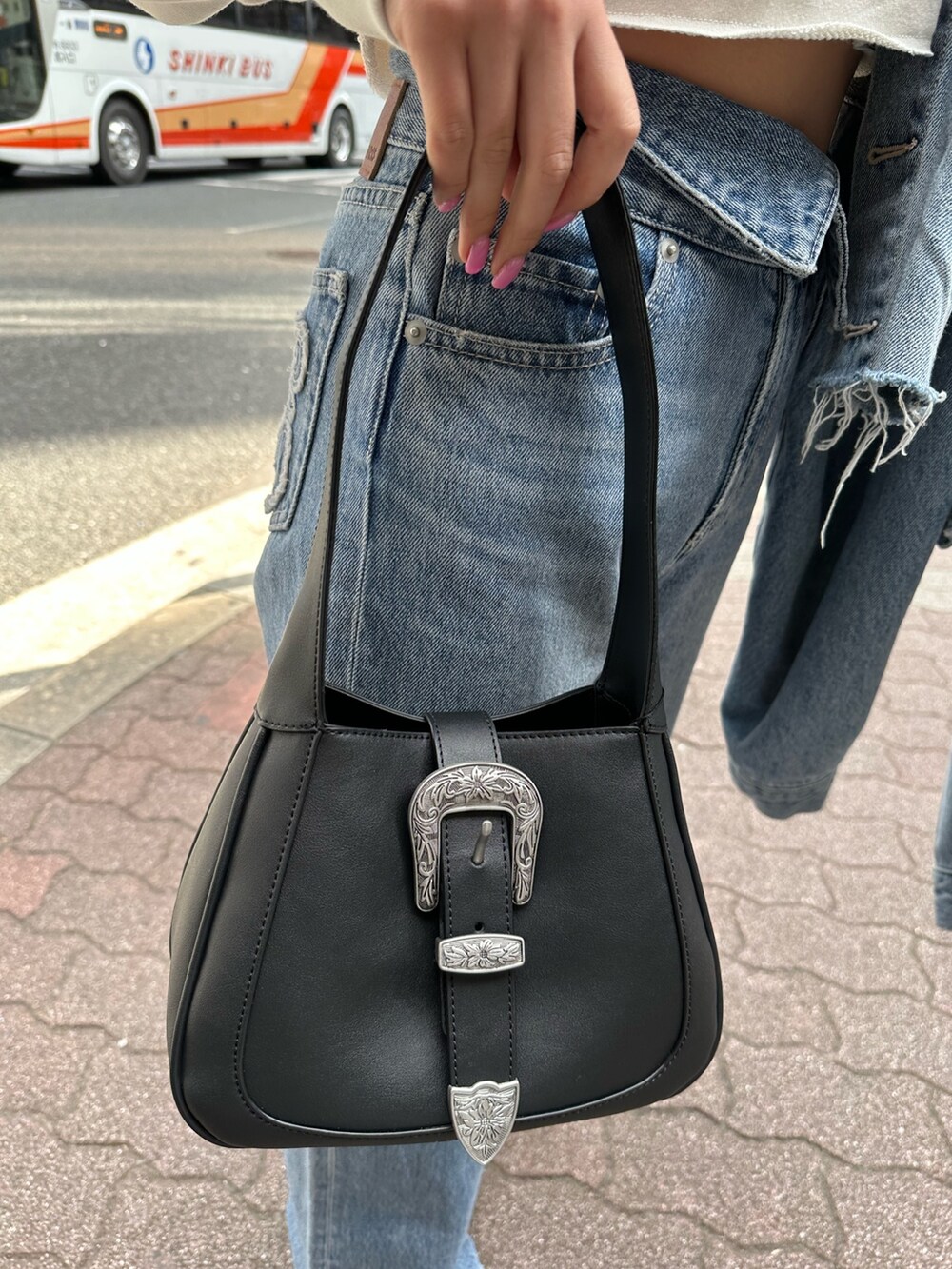 ブルー系のデニムパンツ、ブルー系のデニムジャケット、ホワイト系のTシャツ/カットソーを着用したレディースの冬コーディネートの7枚目の写真