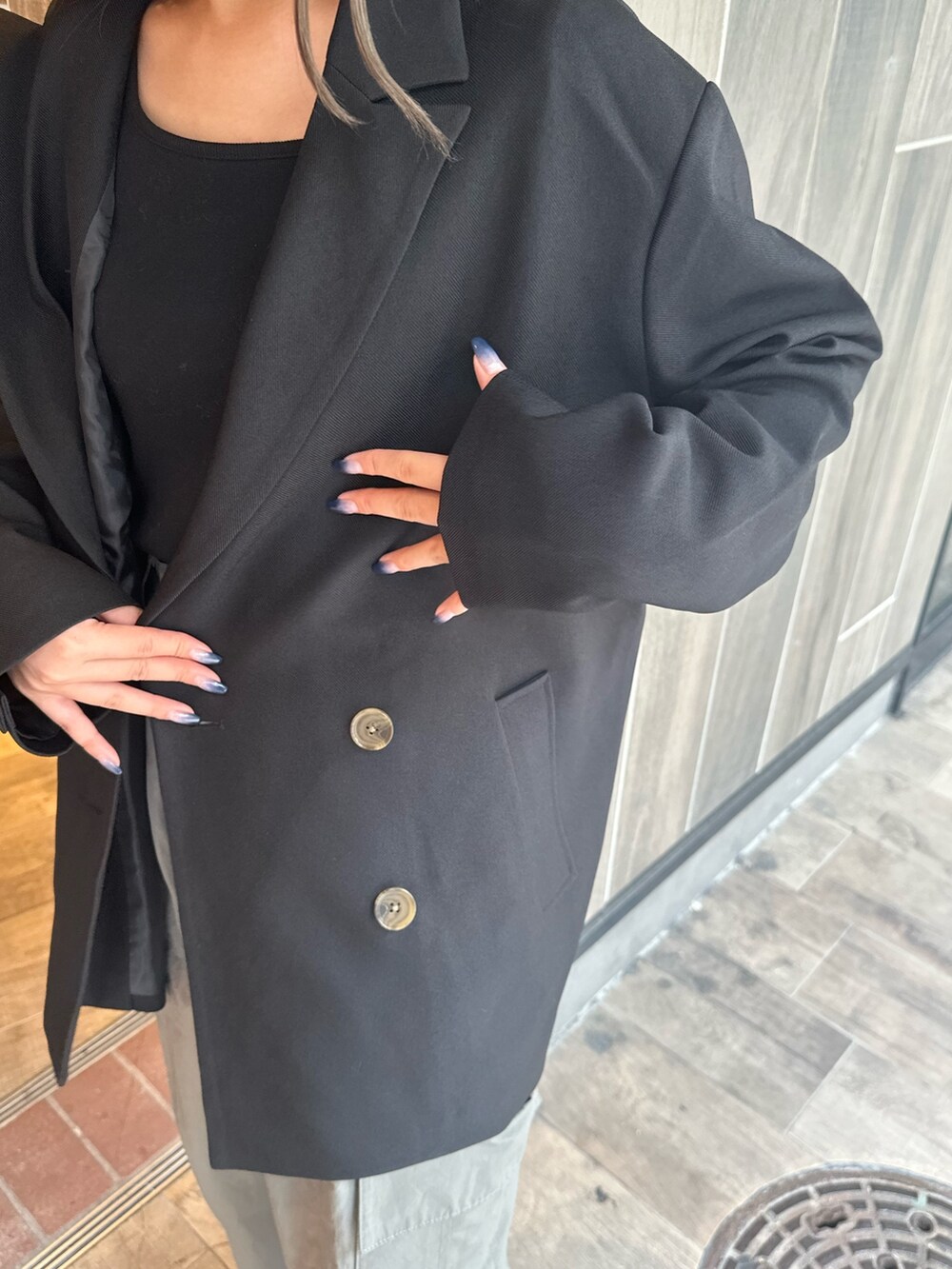 グレー系のカーゴパンツ、ブラック系のTシャツ/カットソー、ブラック系のブーツを着用したレディースの秋コーディネートの5枚目の写真