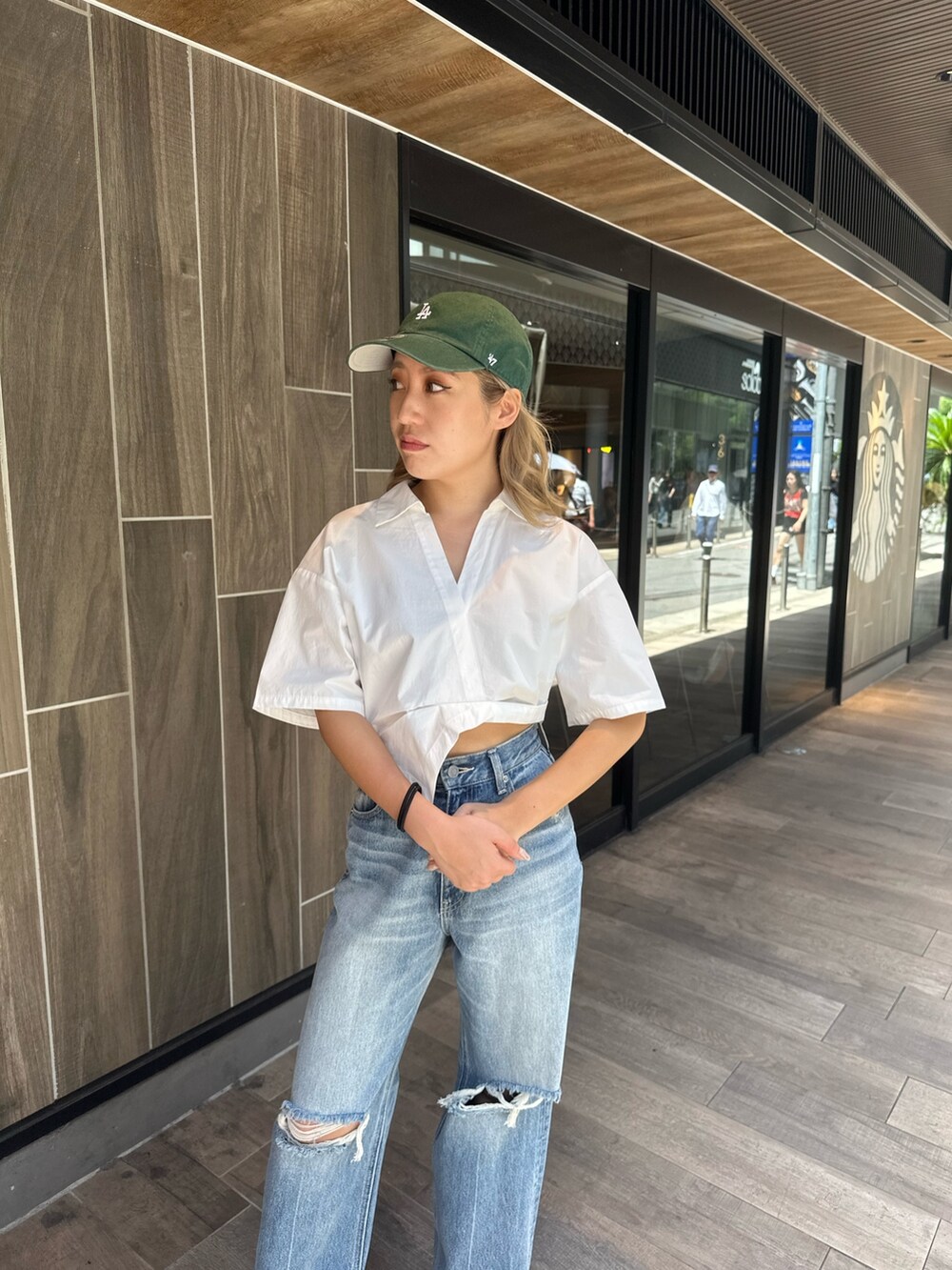 ホワイト系のシャツ/ブラウス、ブラック系のデニムパンツ、ブラック系のサンダルを着用したレディースの夏コーディネートの4枚目の写真