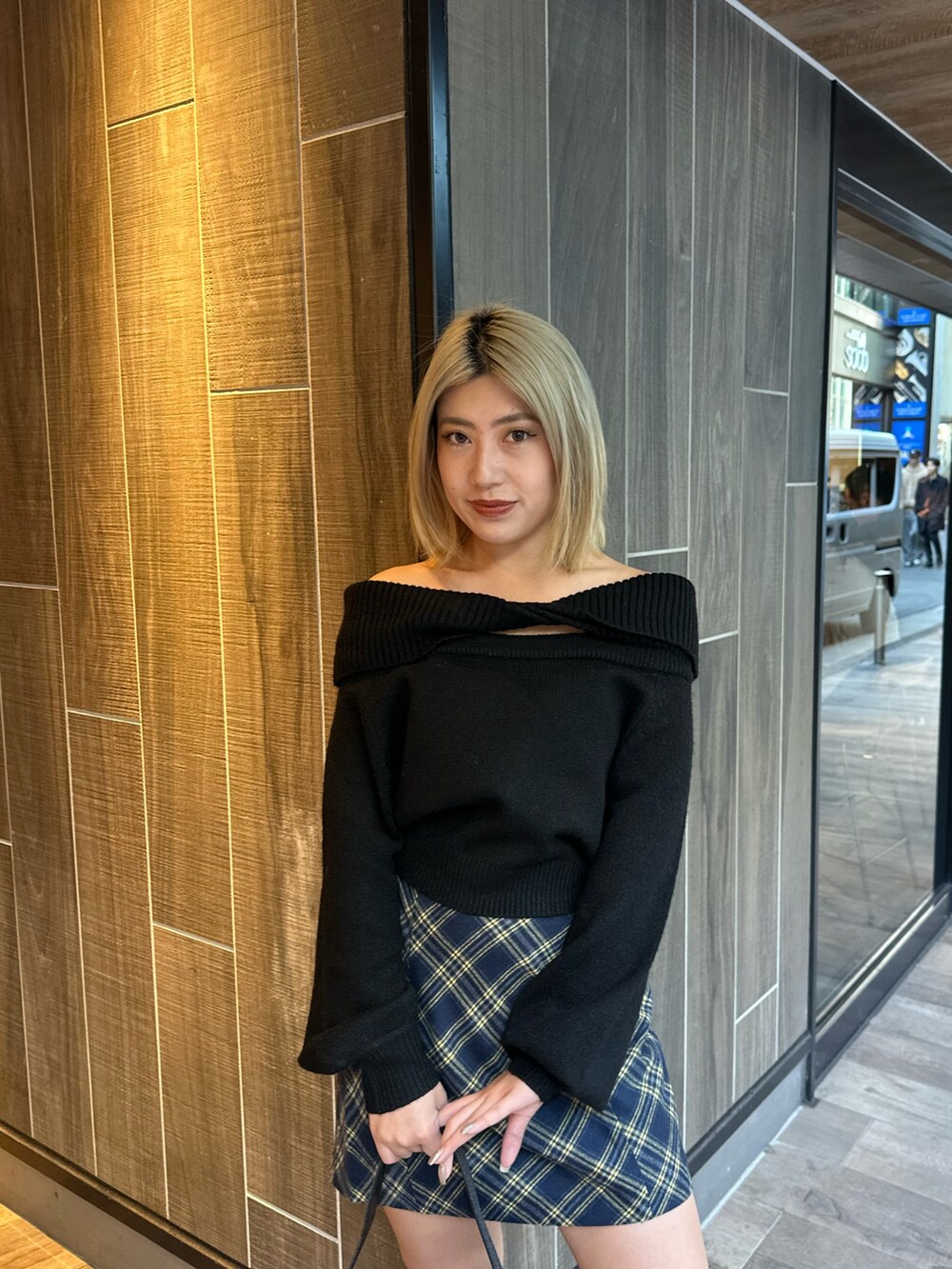 ブラック系のニット/セーター、その他のブーツ、ブラック系のハンドバッグを着用したレディースの秋コーディネートの5枚目の写真