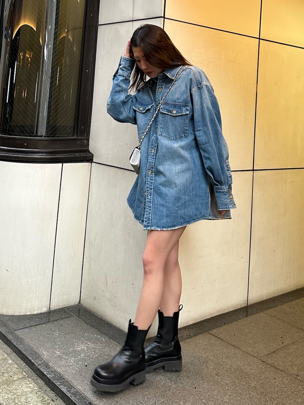 ブルー系のシャツ/ブラウス、ブラック系のその他パンツ、シルバー系のショルダーバッグを着用したレディースの冬コーディネートの3枚目の写真