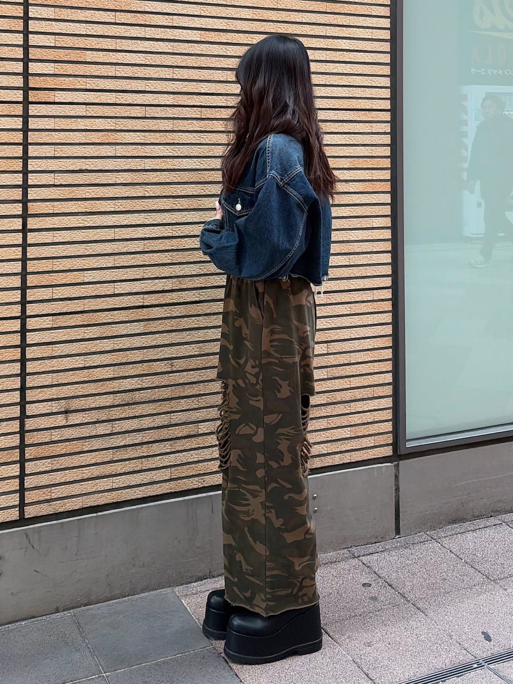 その他のスウェットパンツ、ブルー系のデニムジャケット、ブラック系のブーツを着用したレディースの冬コーディネートの2枚目の写真