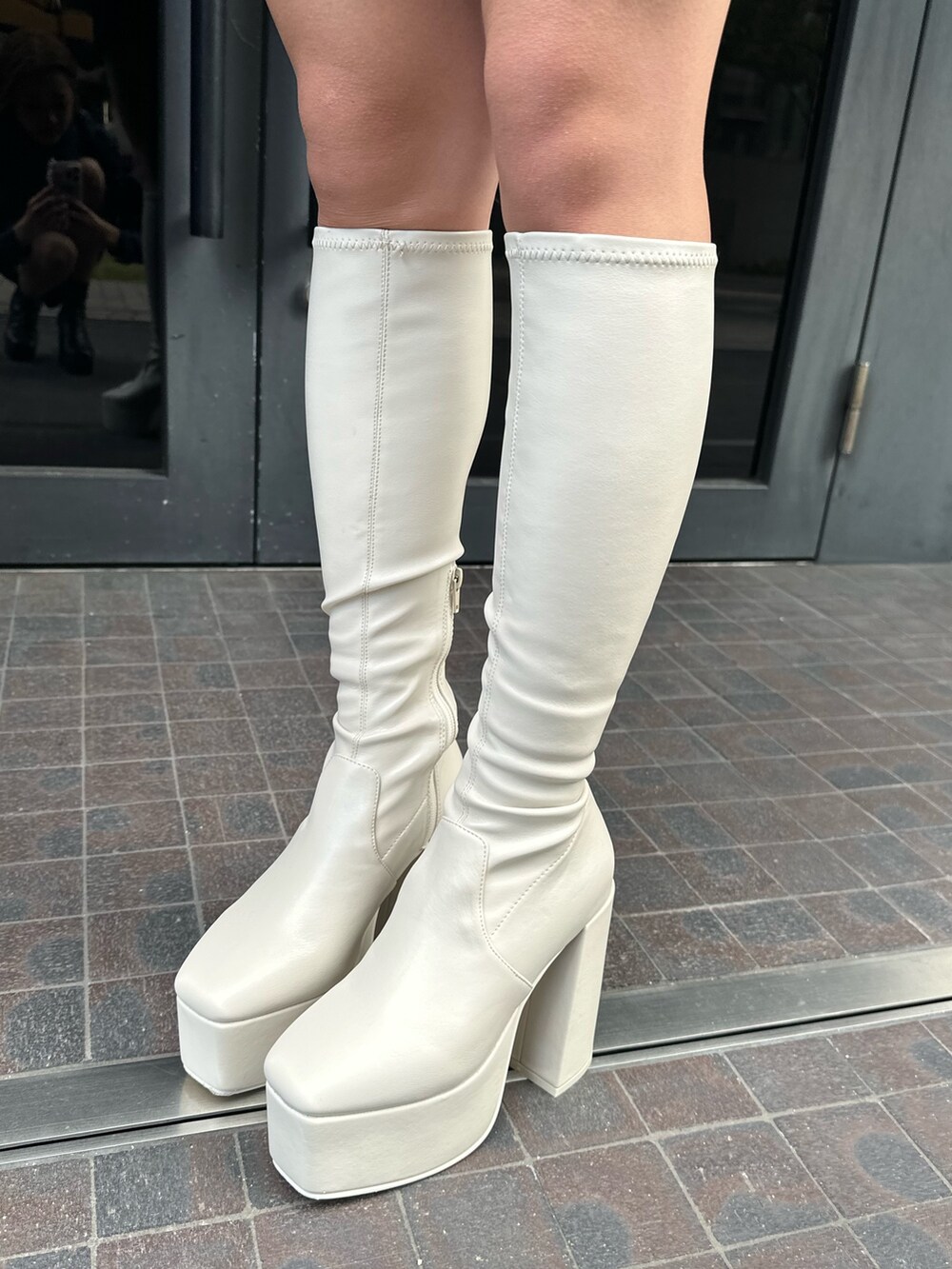 ブラック系のその他パンツ、ブラック系のカーディガン/ボレロ、ホワイト系のブーツを着用したレディースの秋コーディネートの6枚目の写真