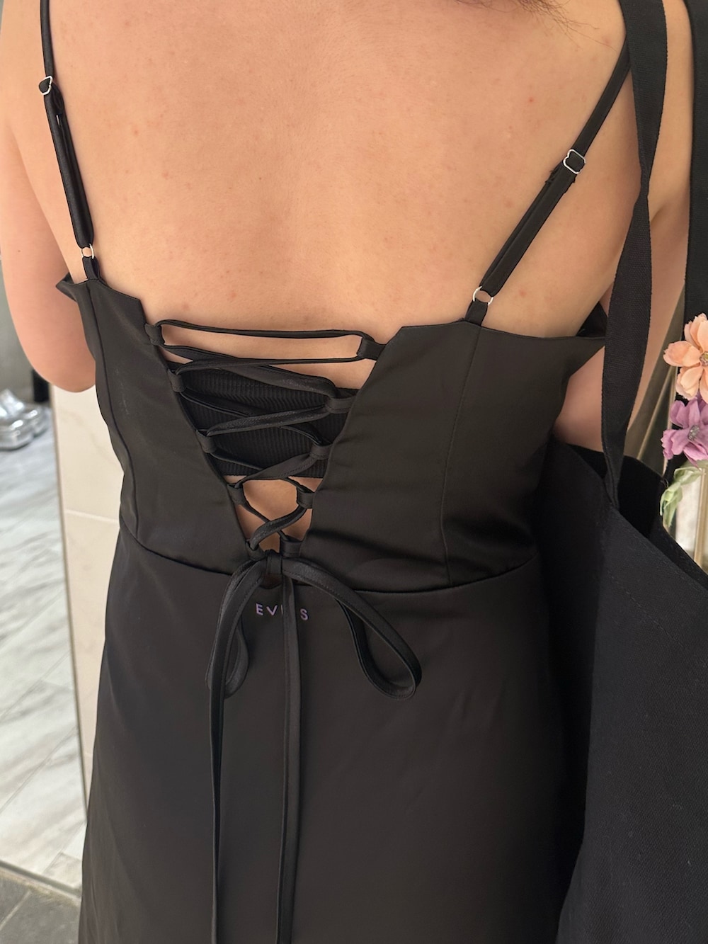 ブラック系のワンピース、ブラック系のトートバッグ、ホワイト系のサンダルを着用したレディースの夏コーディネートの8枚目の写真