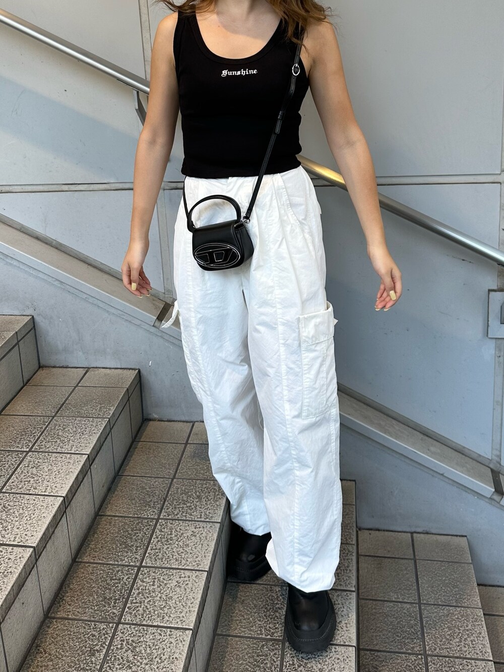 ブラック系のタンクトップ、ブルー系のシャツ/ブラウス、ホワイト系のカーゴパンツを着用したレディースの春コーディネートの6枚目の写真