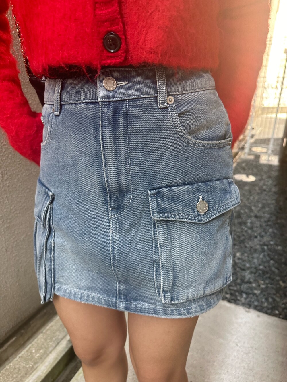 その他のブーツ、ブラック系のショルダーバッグ、レッド系のニット/セーターを着用したレディースの秋コーディネートの8枚目の写真