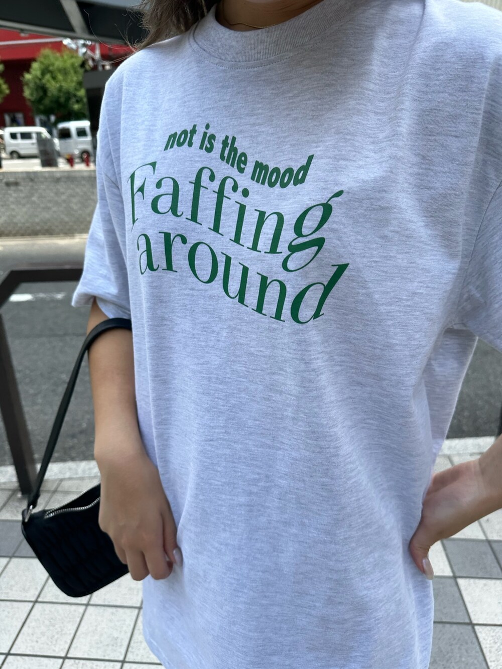 グレー系のTシャツ/カットソー、ブラック系のハンドバッグ、ブラック系のブーツを着用したレディースの夏コーディネートの5枚目の写真