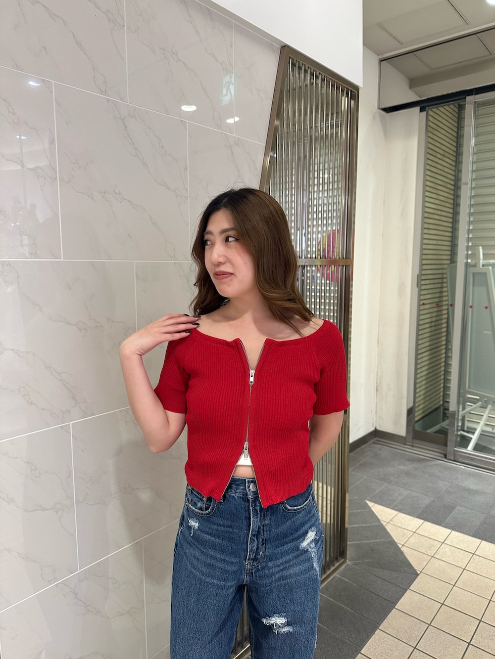 ブルー系のデニムパンツ、ブラック系のサンダル、レッド系のTシャツ/カットソーを着用したレディースの春コーディネートの4枚目の写真