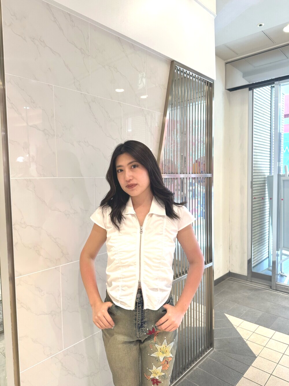 ブラック系のサンダル、ブルー系のデニムパンツ、ホワイト系のシャツ/ブラウスを着用したレディースの夏コーディネートの4枚目の写真