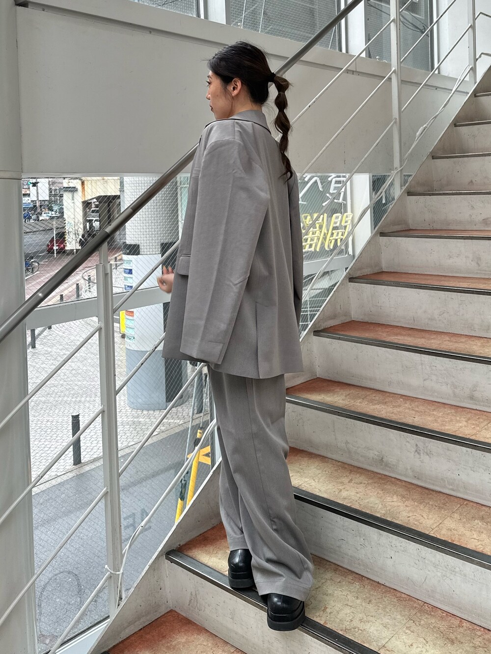 グレー系のその他パンツ、ブラック系のキャミソール、グレー系のテーラードジャケットを着用したレディースの春コーディネートの3枚目の写真