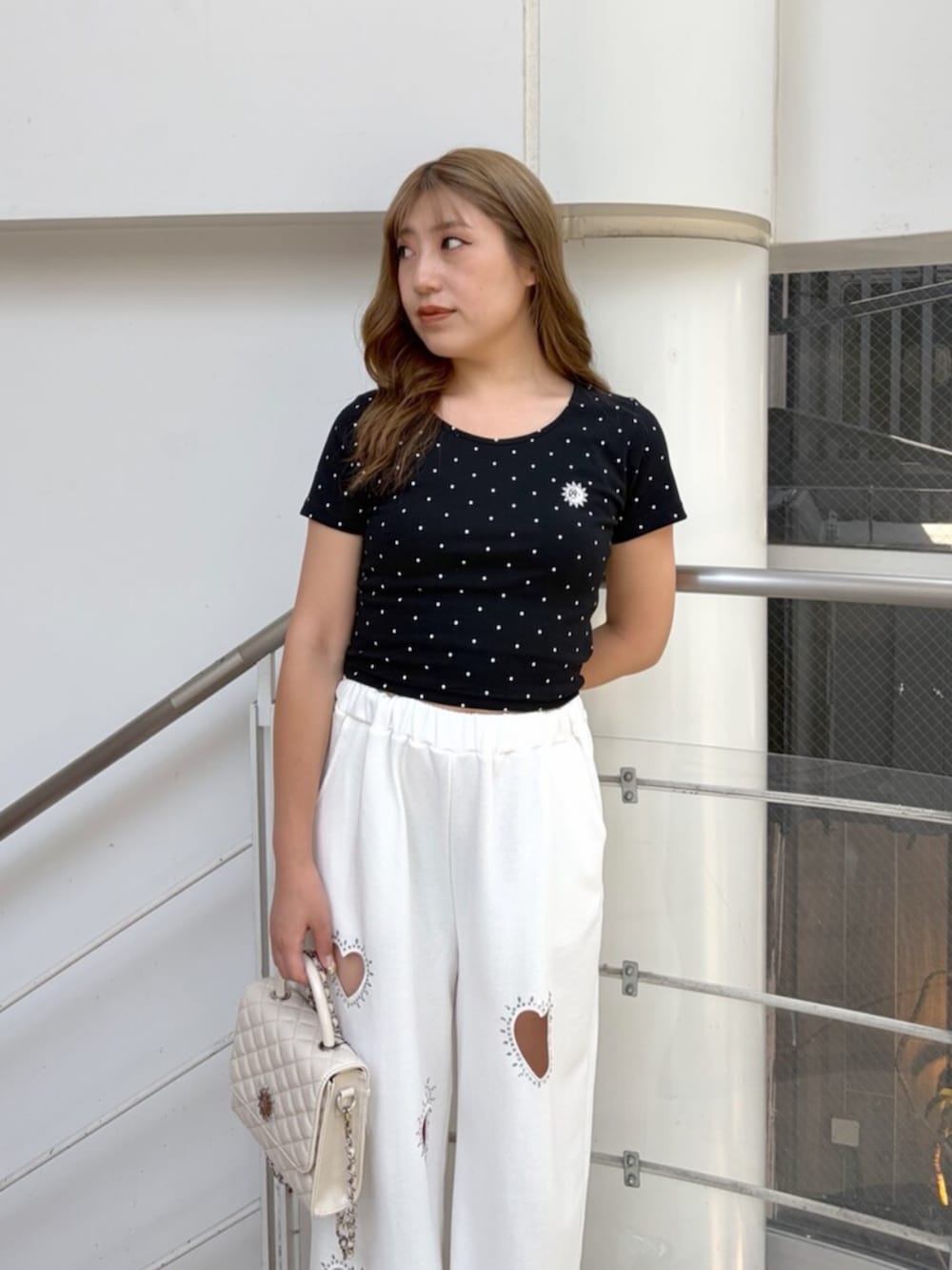 シルバー系のサンダル、ホワイト系のスウェットパンツ、ブラック系のTシャツ/カットソーを着用したレディースの夏コーディネートの4枚目の写真