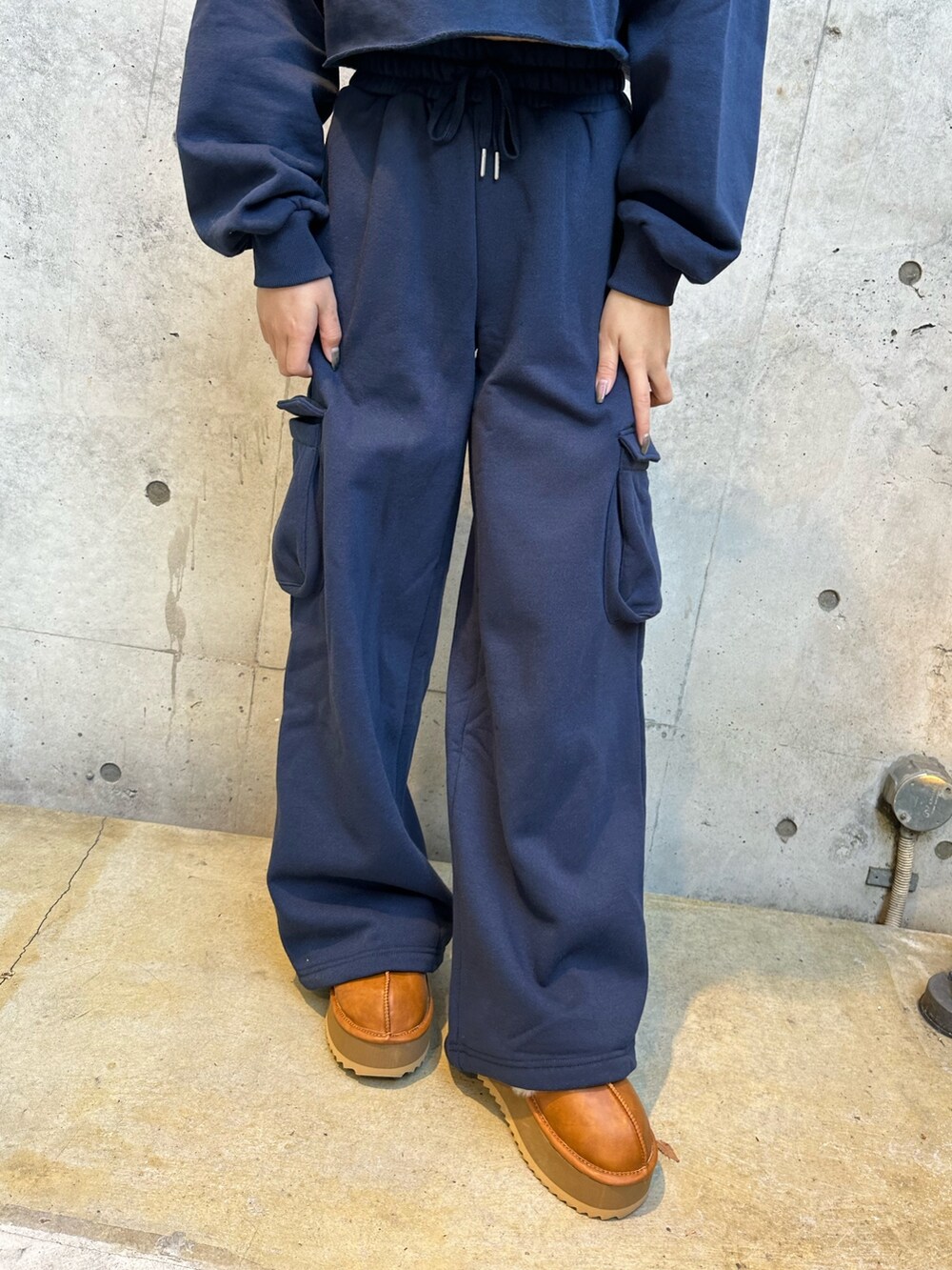 ブルー系のスウェットパンツ、ブルー系のスウェット、ベージュ系のスリッポンを着用したレディースの秋コーディネートの6枚目の写真