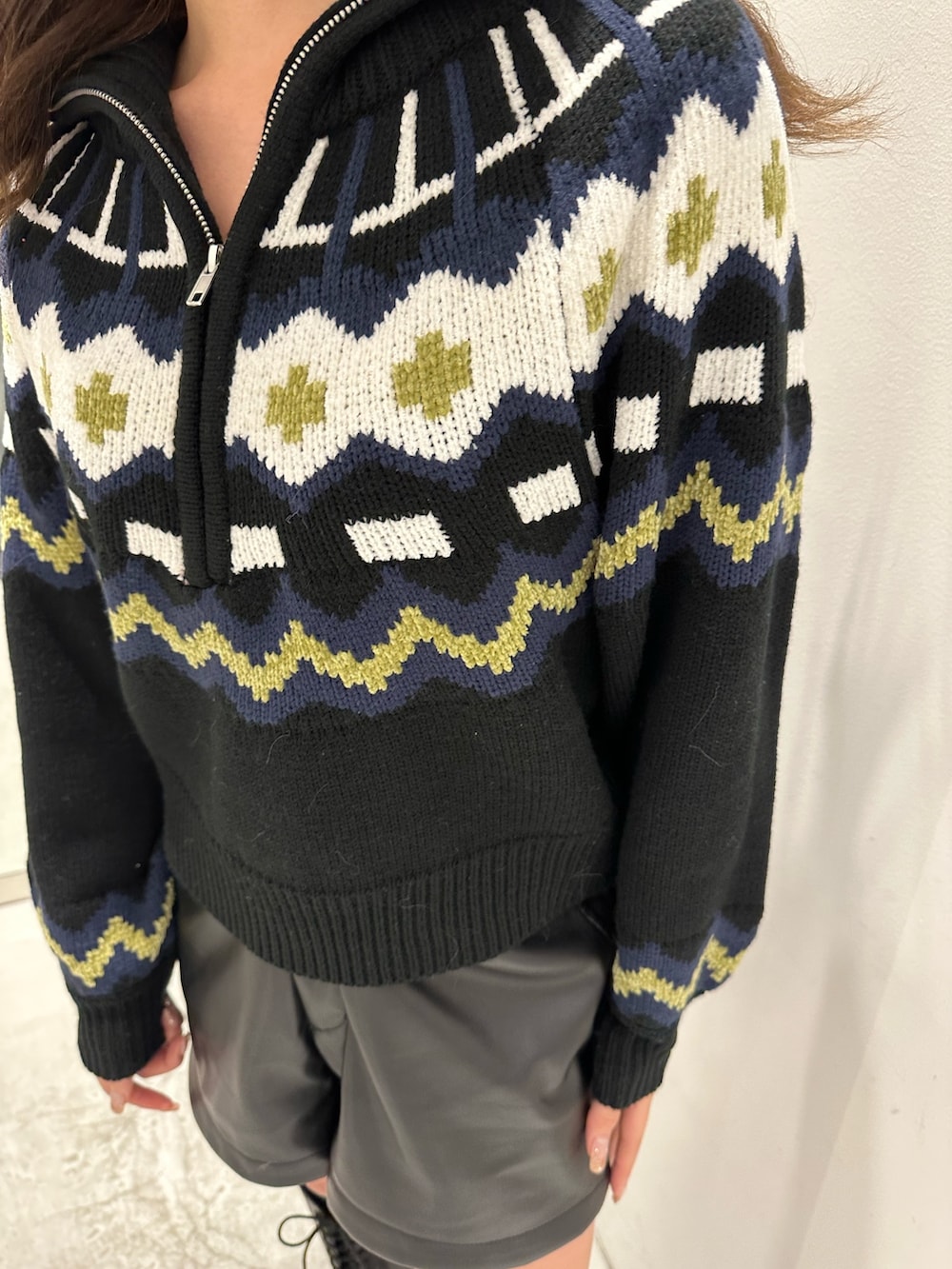 ブラック系のその他パンツ、ブラック系のブーツ、ブラック系のニット/セーターを着用したレディースの秋コーディネートの5枚目の写真