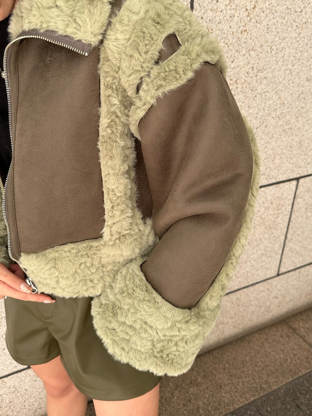 グリーン系のその他パンツ、ブラウン系のムートンコート、ブラック系のブーツを着用したレディースの秋コーディネートの6枚目の写真