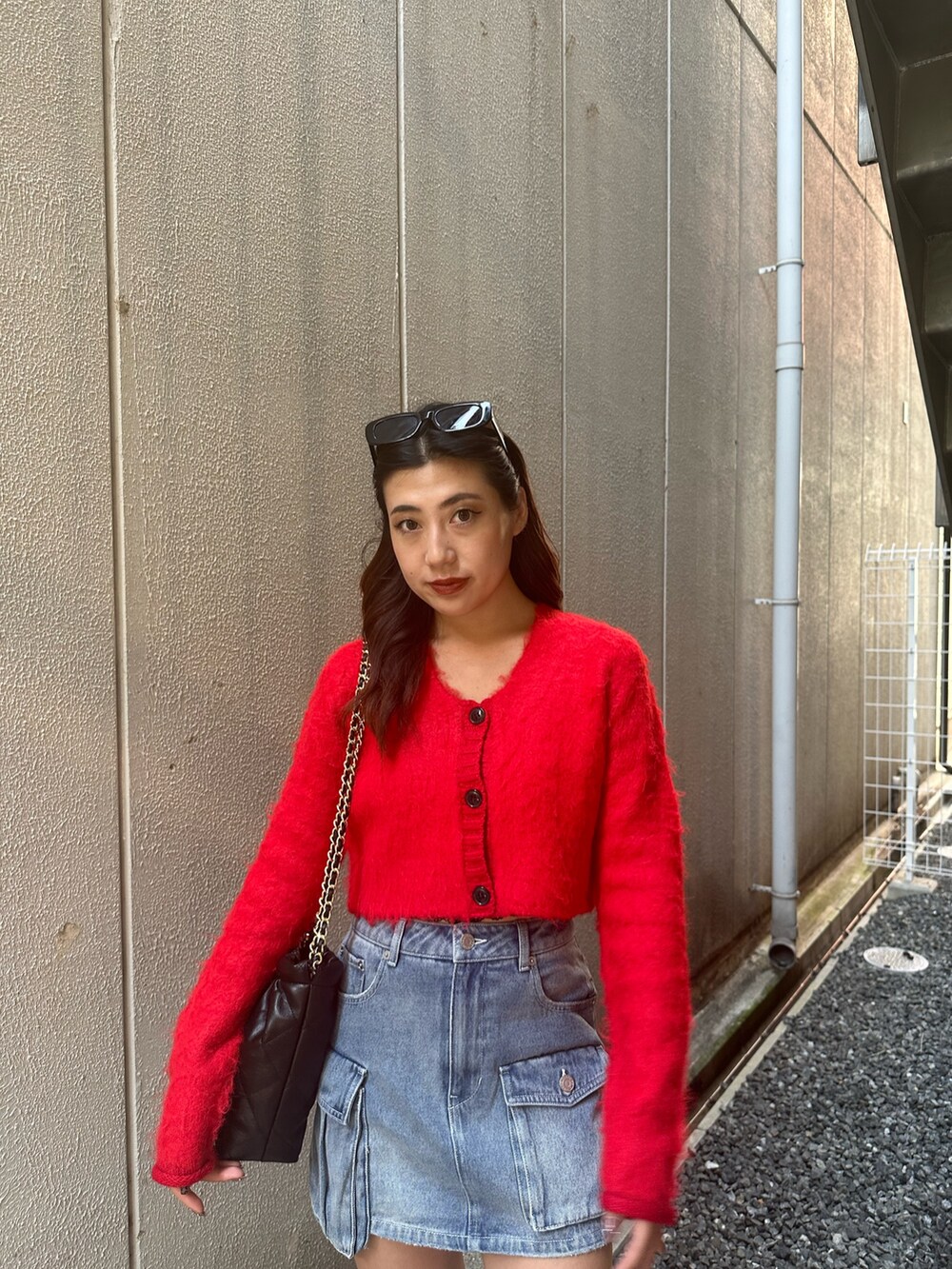 その他のブーツ、ブラック系のショルダーバッグ、レッド系のニット/セーターを着用したレディースの秋コーディネートの4枚目の写真