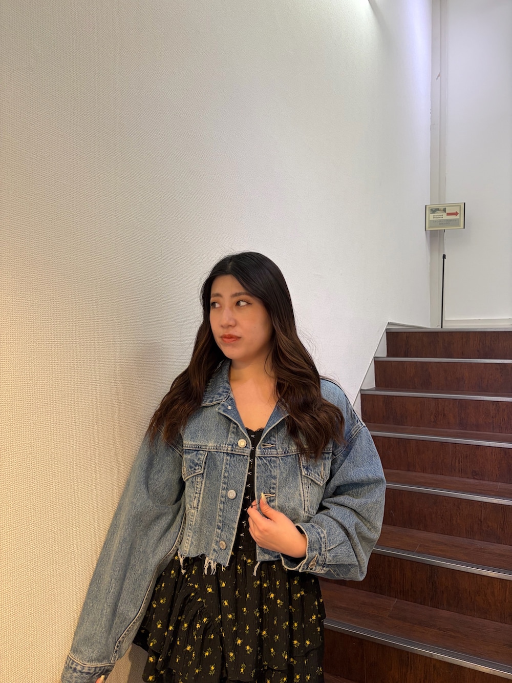 ブルー系のデニムジャケット、その他のワンピース、ブラック系のブーツを着用したレディースの春コーディネートの4枚目の写真