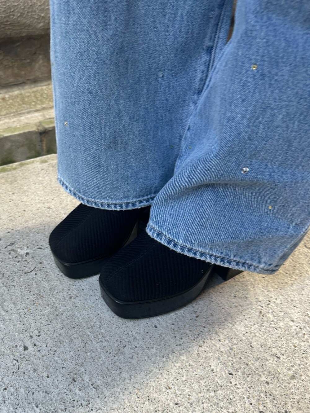 ブルー系のデニムパンツ、グレー系のニット/セーター、その他のブーツを着用したレディースの秋コーディネートの9枚目の写真