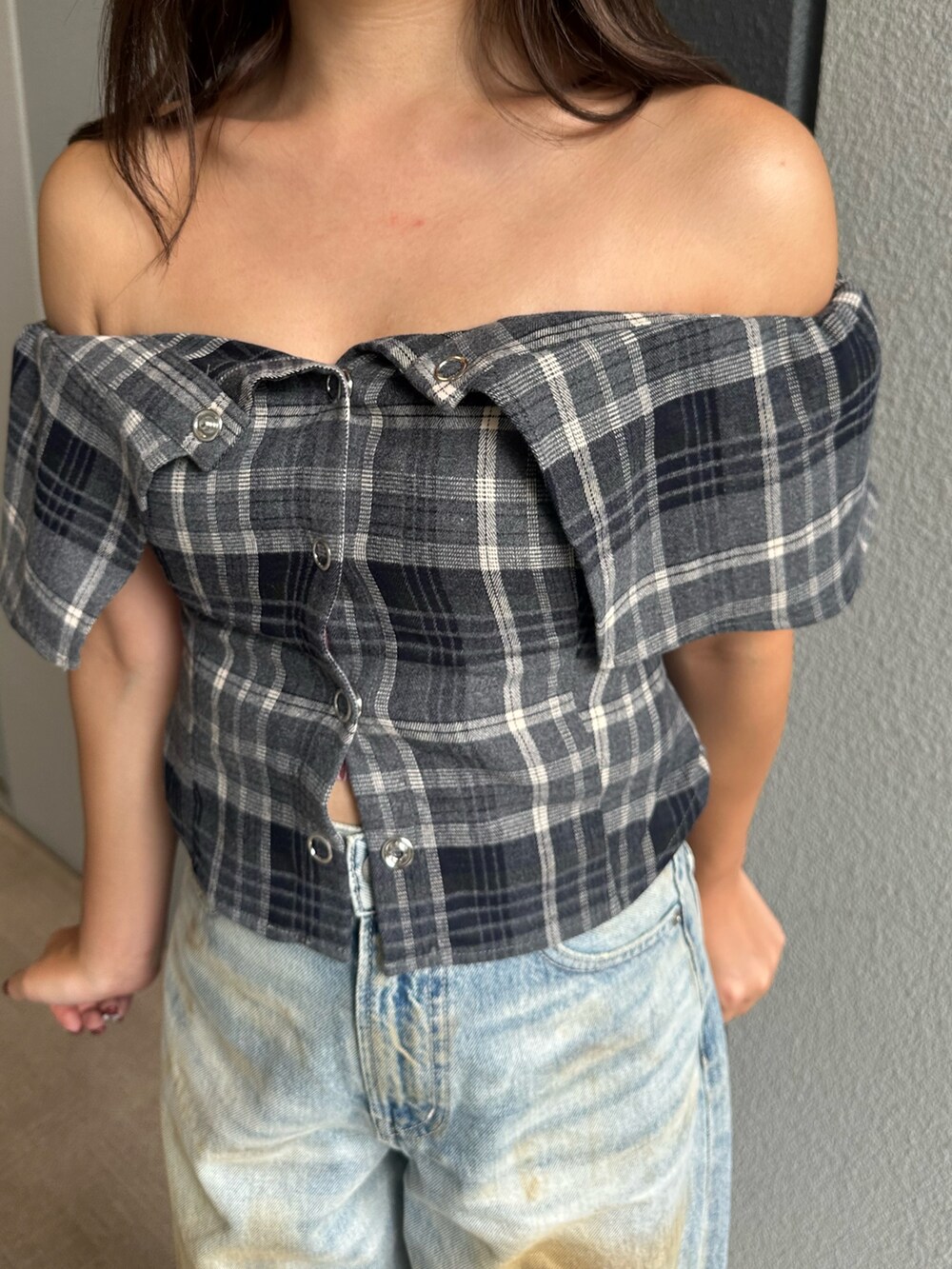 ブルー系のデニムパンツ、ブラック系のシャツ/ブラウス、ブラック系のサンダルを着用したレディースの夏コーディネートの6枚目の写真