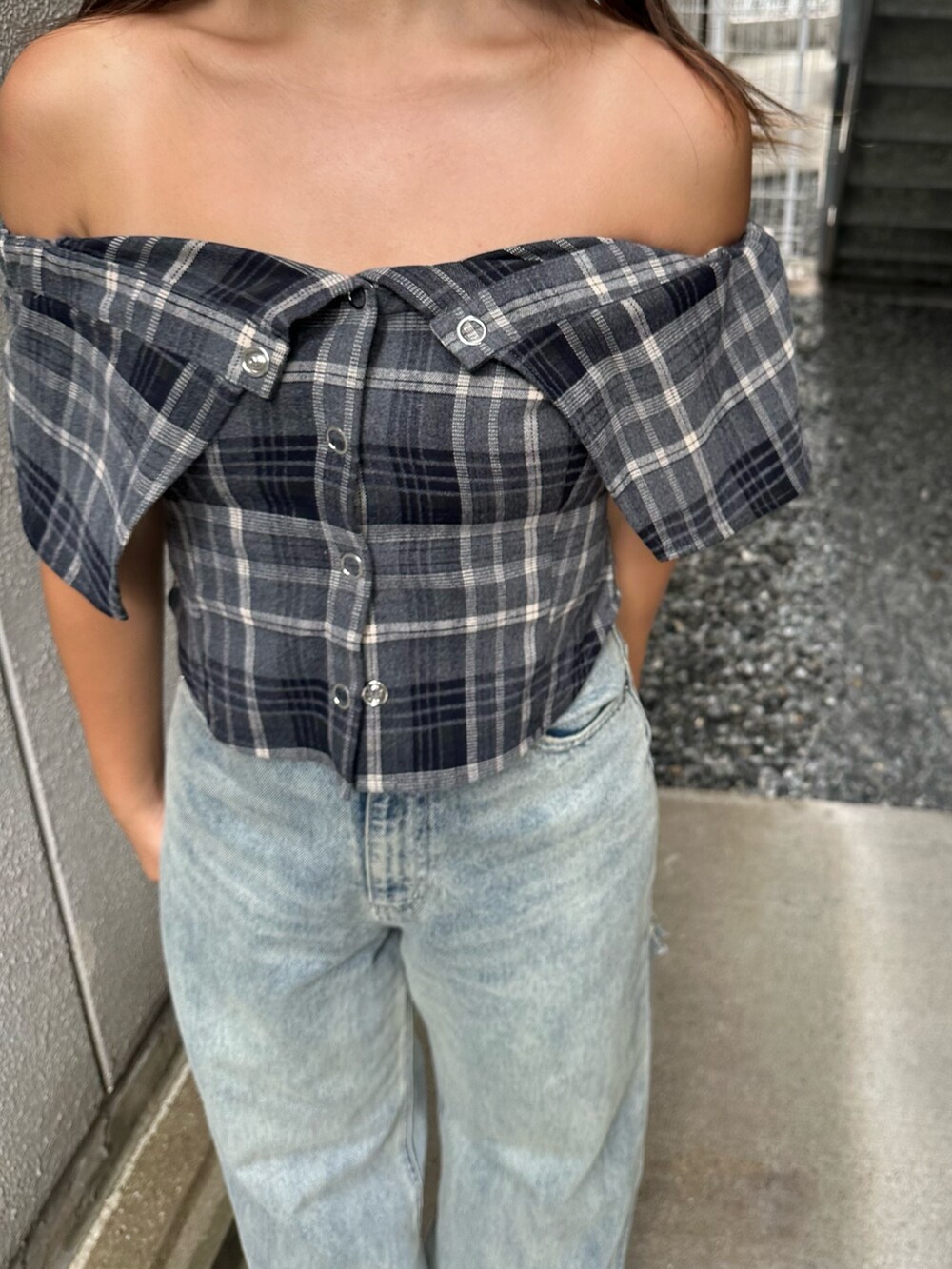 ブラック系のシャツ/ブラウス、ブルー系のデニムパンツ、ブラック系のブーツを着用したレディースの夏コーディネートの5枚目の写真