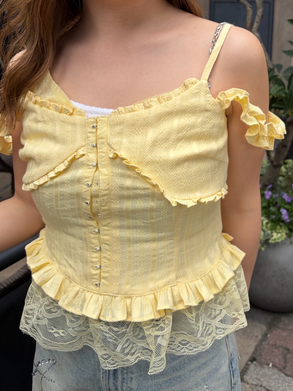 ブルー系のデニムパンツ、イエロー系のキャミソールを着用したレディースの春コーディネートの5枚目の写真
