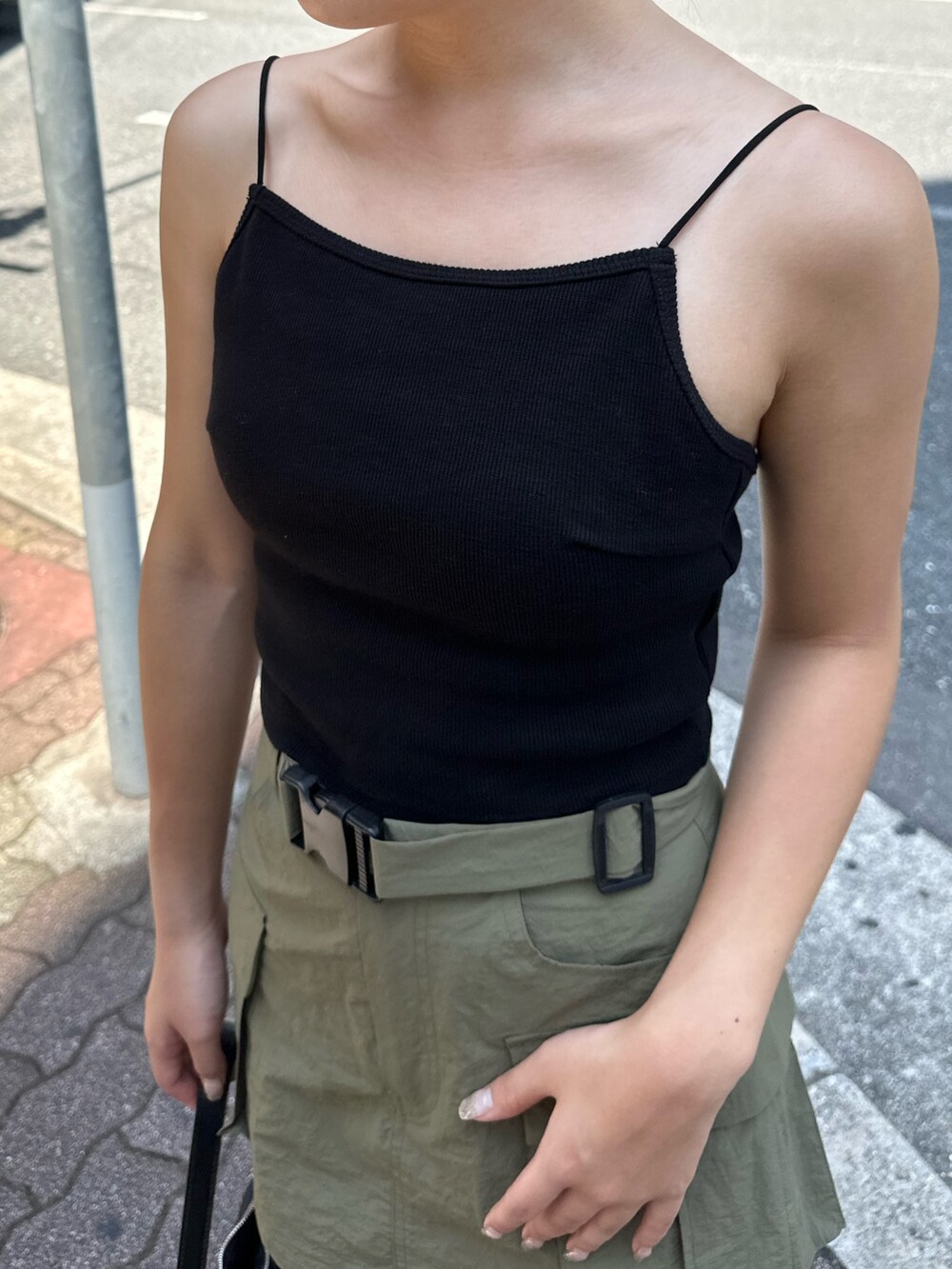 グリーン系のスカート、ブラック系のキャミソール、ブラック系のハンドバッグを着用したレディースの夏コーディネートの5枚目の写真