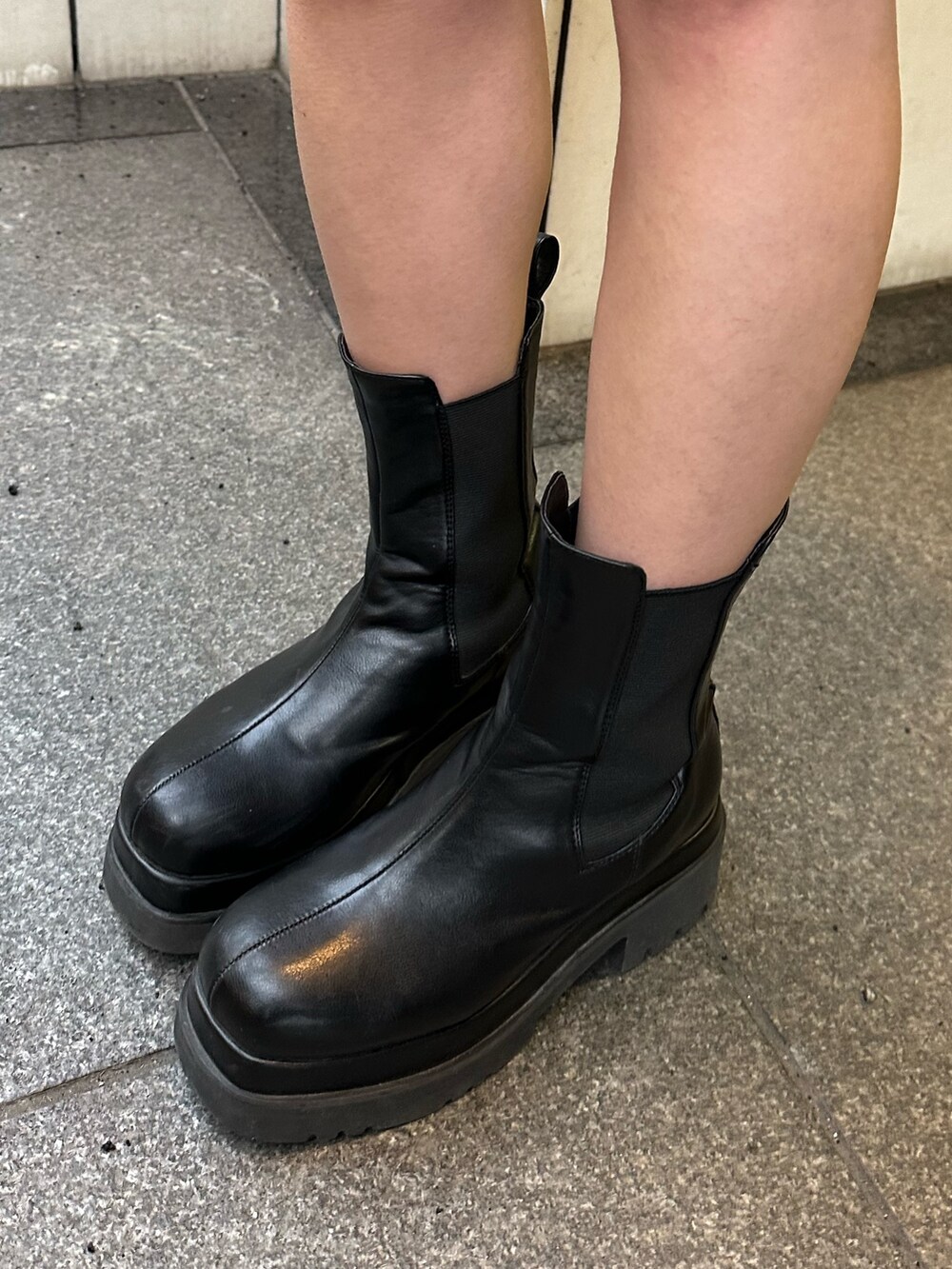 ブルー系のシャツ/ブラウス、ブラック系のその他パンツ、シルバー系のショルダーバッグを着用したレディースの冬コーディネートの8枚目の写真