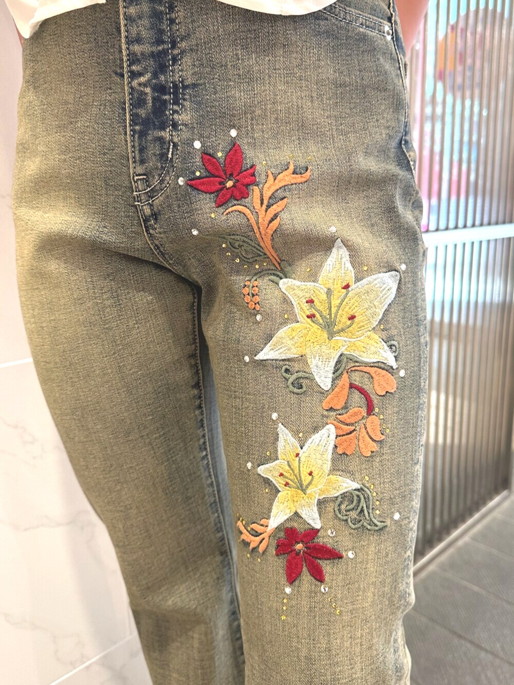 ブラック系のサンダル、ブルー系のデニムパンツ、ブラック系のワンピースを着用したレディースの夏コーディネートの6枚目の写真