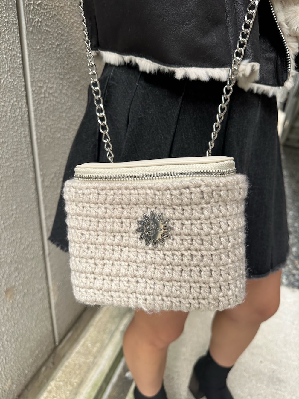 ブラック系のデニムスカート、その他のブーツ、ホワイト系のショルダーバッグを着用したレディースの秋コーディネートの8枚目の写真