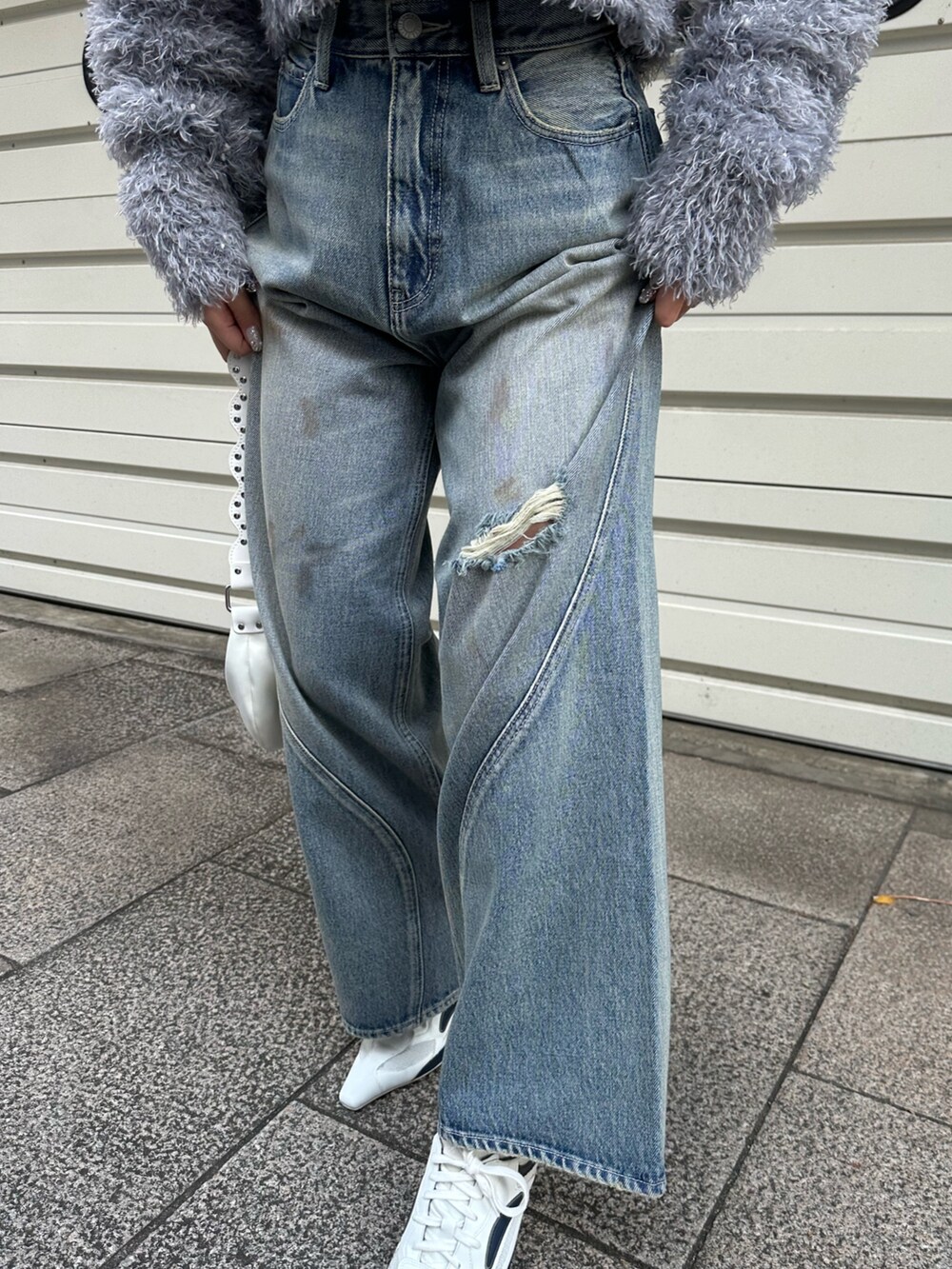 グレー系のカーディガン/ボレロ、ブルー系のデニムパンツを着用したレディースの冬コーディネートの8枚目の写真