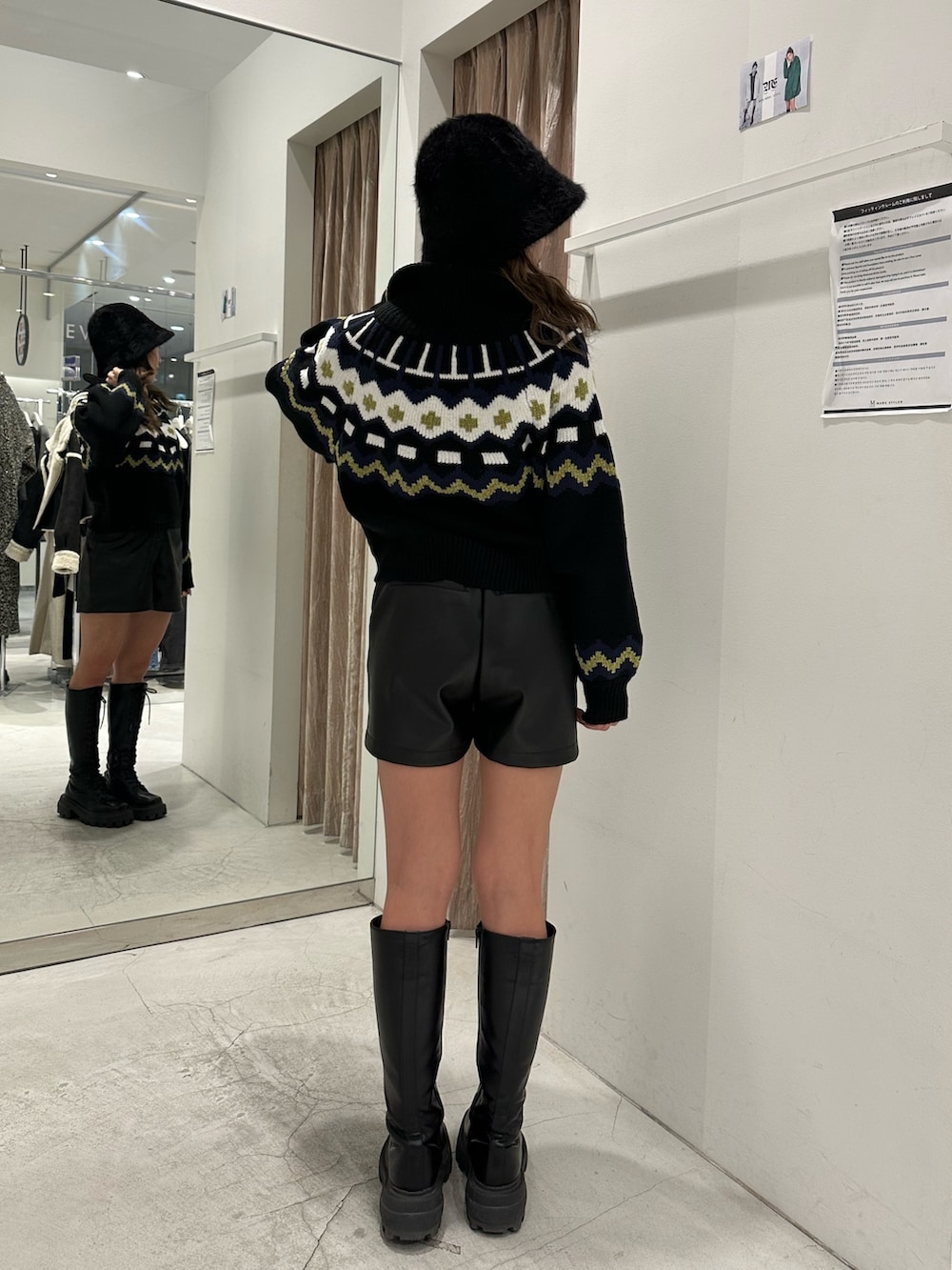 ブラック系のその他パンツ、ブラック系のブーツ、ブラック系のニット/セーターを着用したレディースの秋コーディネートの3枚目の写真