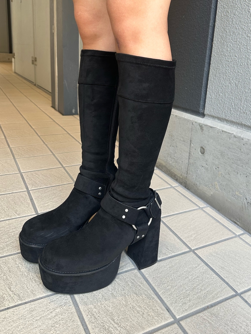 ブルー系のデニムパンツ、ブラック系のブーツ、ブラウン系のTシャツ/カットソーを着用したレディースの秋コーディネートの6枚目の写真