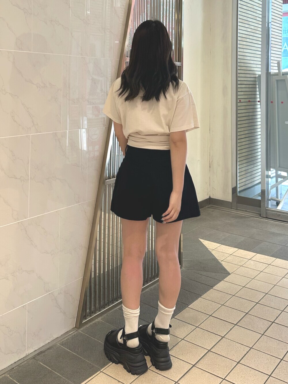 ブラック系のサンダル、ブラック系のその他パンツ、ホワイト系のTシャツ/カットソーを着用したレディースの夏コーディネートの3枚目の写真