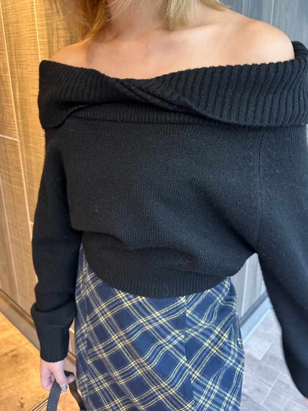 ブラック系のニット/セーター、その他のブーツ、ブラック系のハンドバッグを着用したレディースの秋コーディネートの7枚目の写真