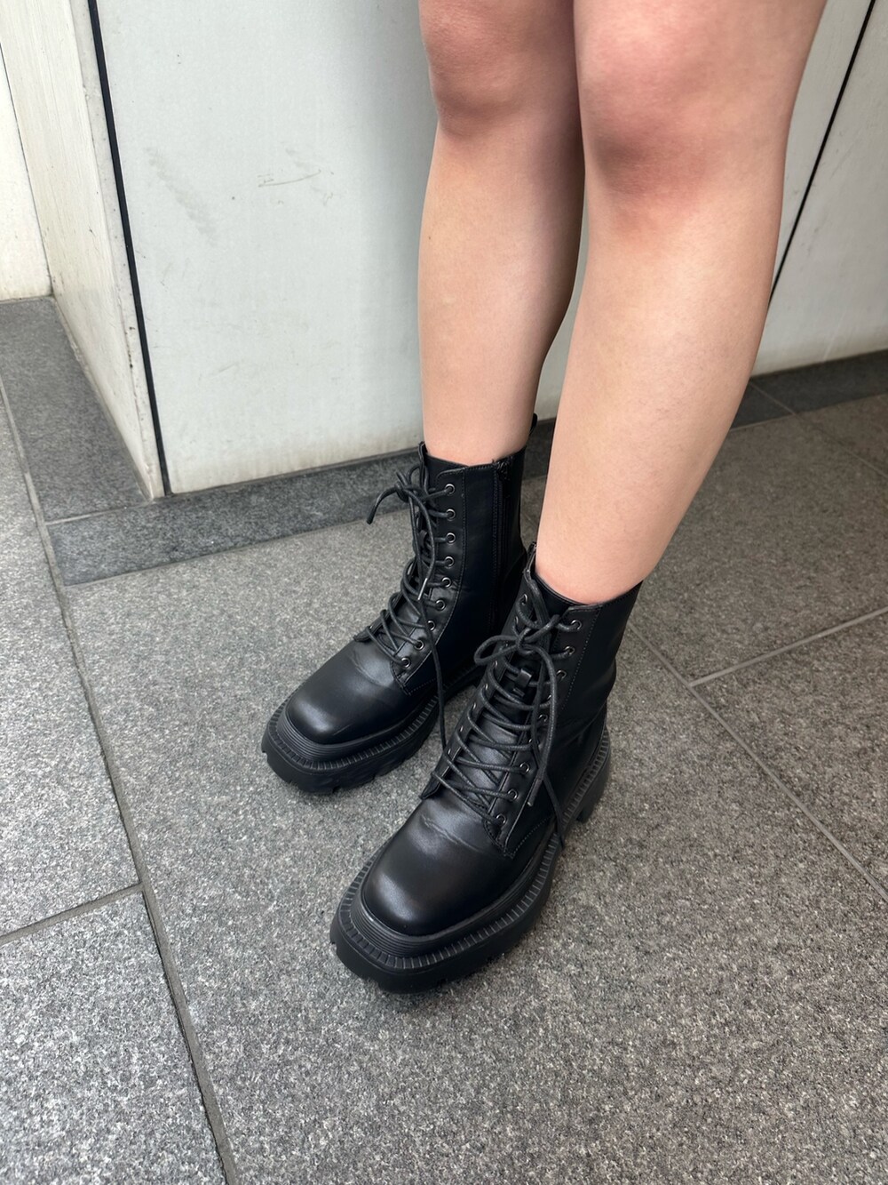 ブラック系のその他パンツ、シルバー系のショルダーバッグ、ブラック系のブーツを着用したレディースの春コーディネートの7枚目の写真