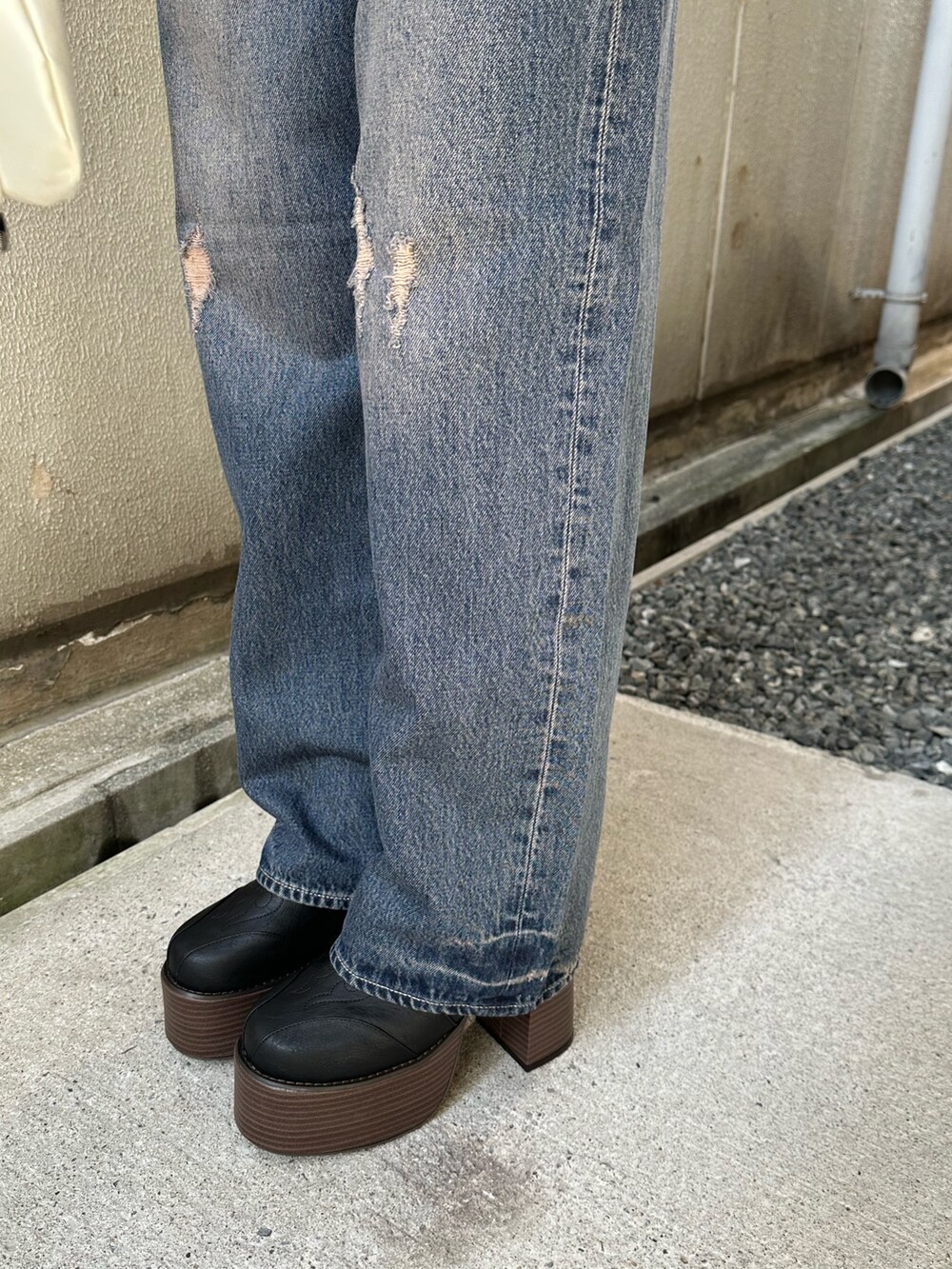 ブルー系のTシャツ/カットソー、ホワイト系のショルダーバッグ、ブルー系のデニムパンツを着用したレディースの春コーディネートの9枚目の写真