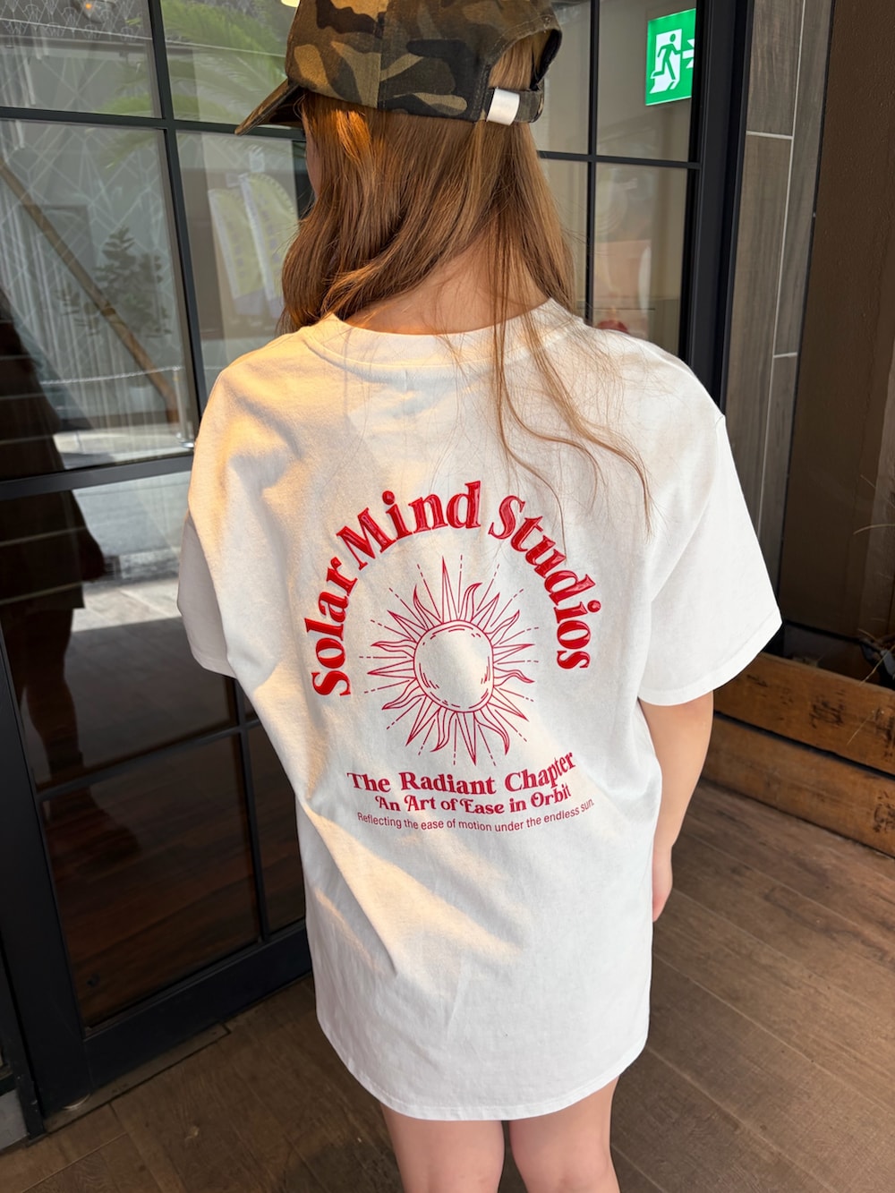 ブラック系のブーツ、ホワイト系のTシャツ/カットソーを着用したレディースの春コーディネートの5枚目の写真
