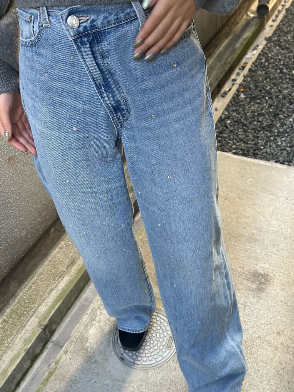 ブルー系のデニムパンツ、グレー系のニット/セーター、その他のブーツを着用したレディースの秋コーディネートの8枚目の写真