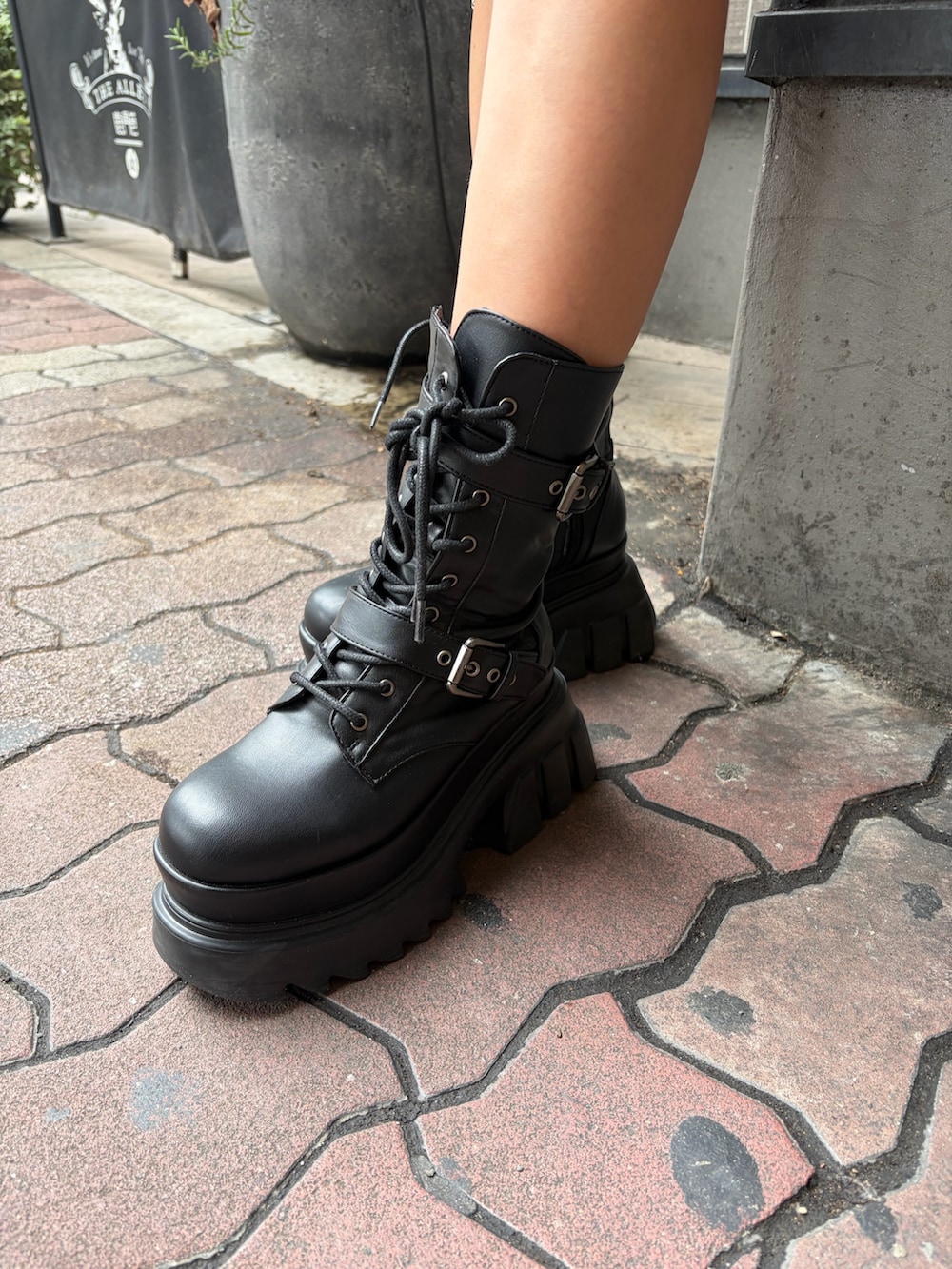 ブラック系のその他パンツ、その他のミリタリージャケット、ブラック系のブーツを着用したレディースの秋コーディネートの7枚目の写真