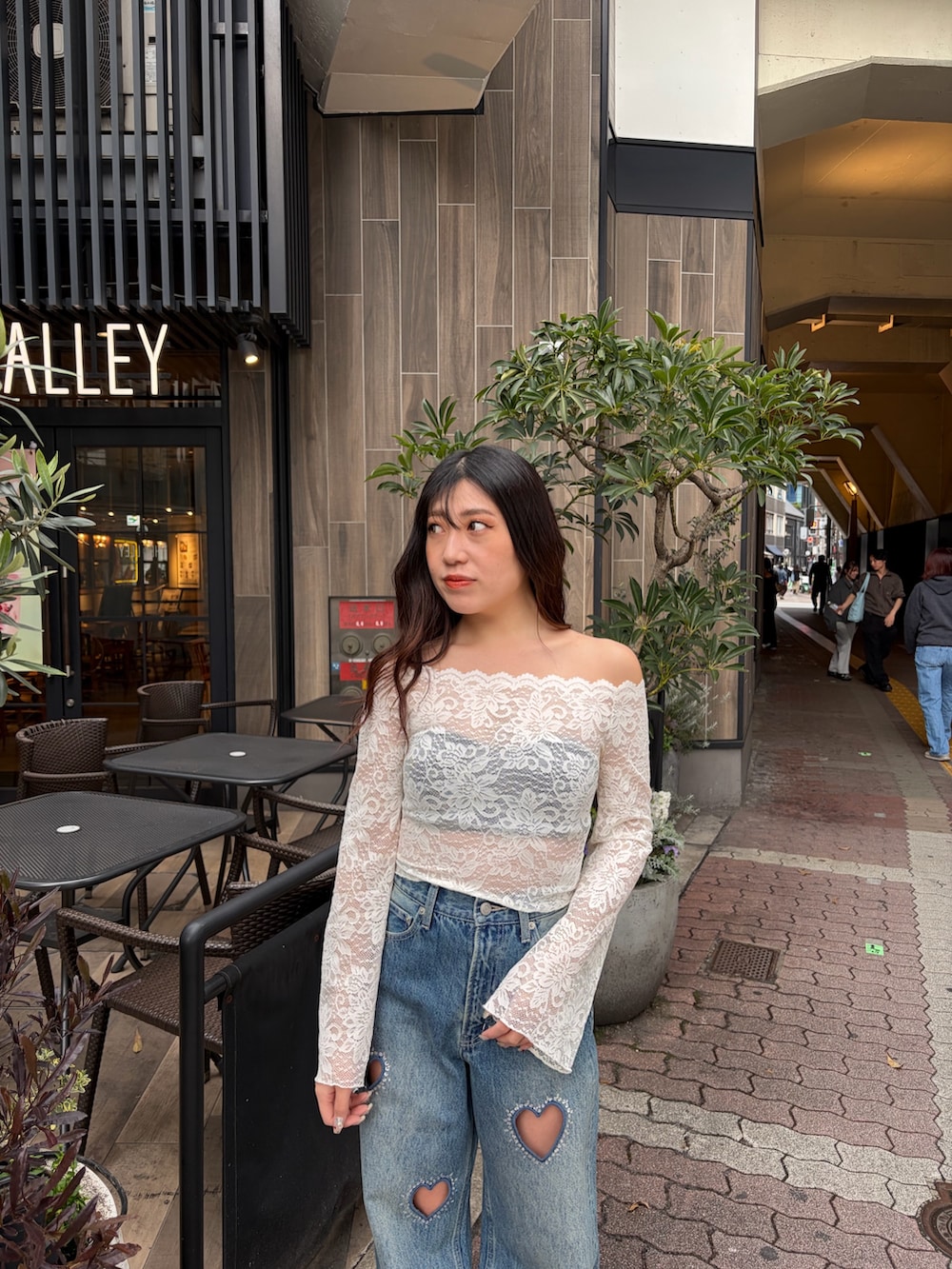 ホワイト系のシャツ/ブラウス、ブルー系のデニムパンツを着用したレディースの春コーディネートの5枚目の写真