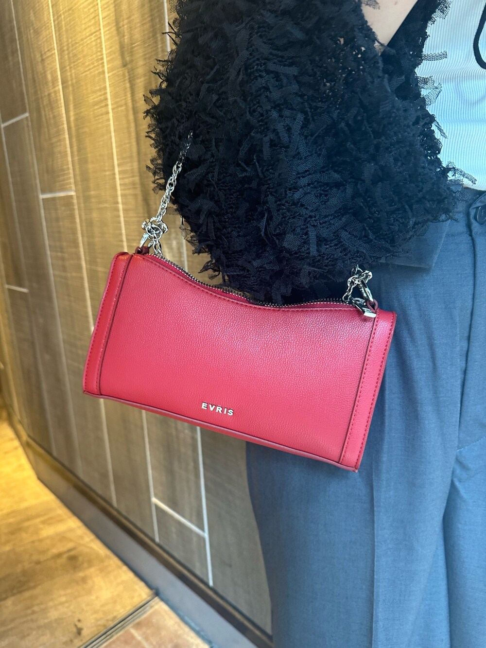 ブラック系のニット/セーター、グレー系のその他パンツ、レッド系のショルダーバッグを着用したレディースの秋コーディネートの8枚目の写真