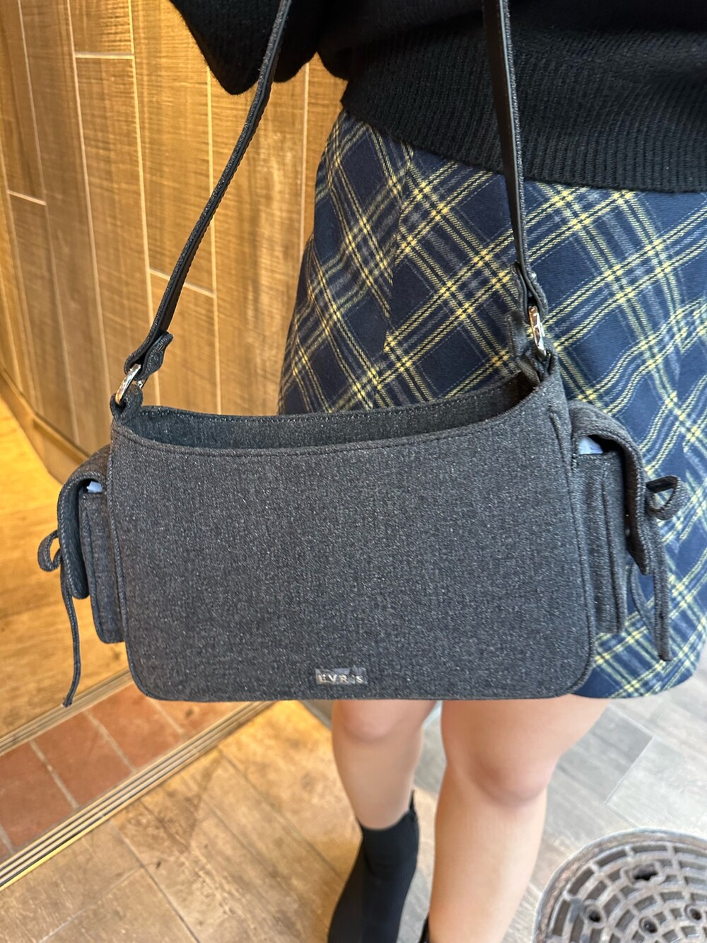 ブラック系のニット/セーター、その他のブーツ、ブラック系のハンドバッグを着用したレディースの秋コーディネートの9枚目の写真