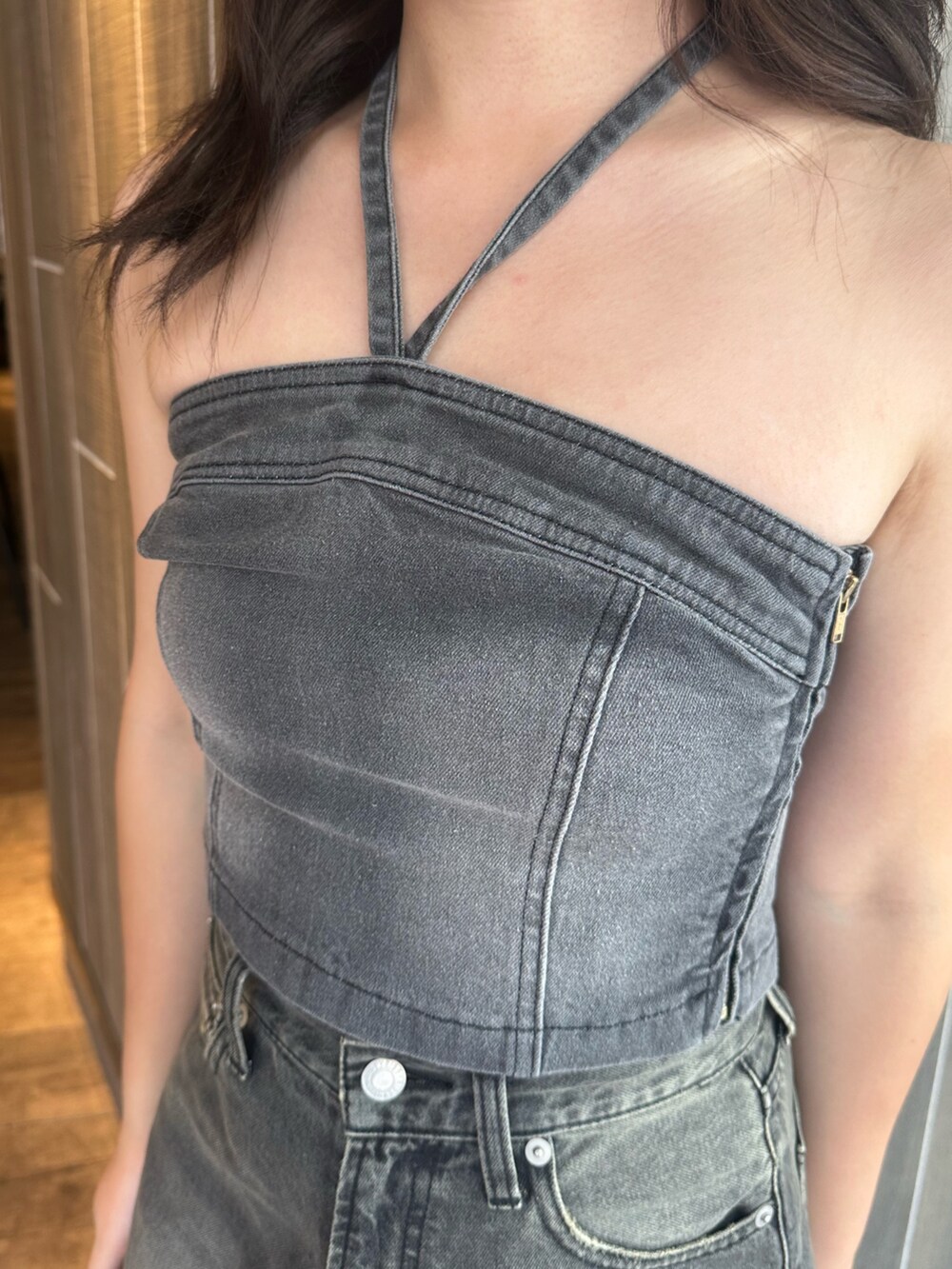 ブラック系のデニムパンツ、ブラック系のキャミソール、ブラック系のサンダルを着用したレディースの夏コーディネートの6枚目の写真