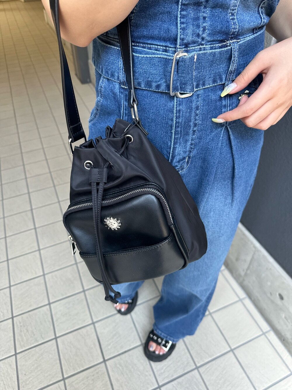 ブルー系のつなぎ/オールインワン、ブラック系のサンダル、ブラック系のショルダーバッグを着用したレディースの夏コーディネートの8枚目の写真