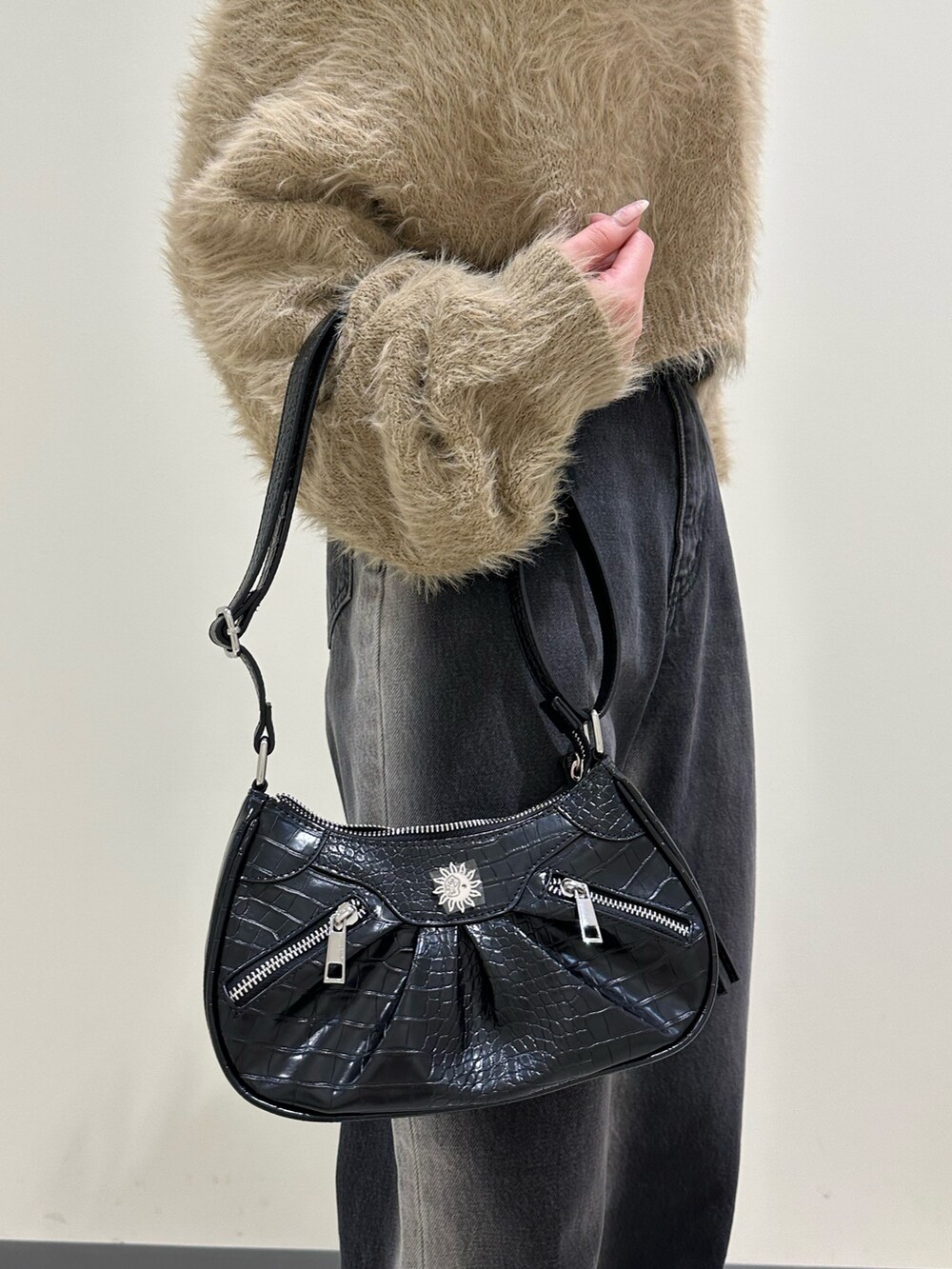 ベージュ系のニット/セーター、ブラック系のショルダーバッグ、ブラック系のブーツを着用したレディースの冬コーディネートの7枚目の写真