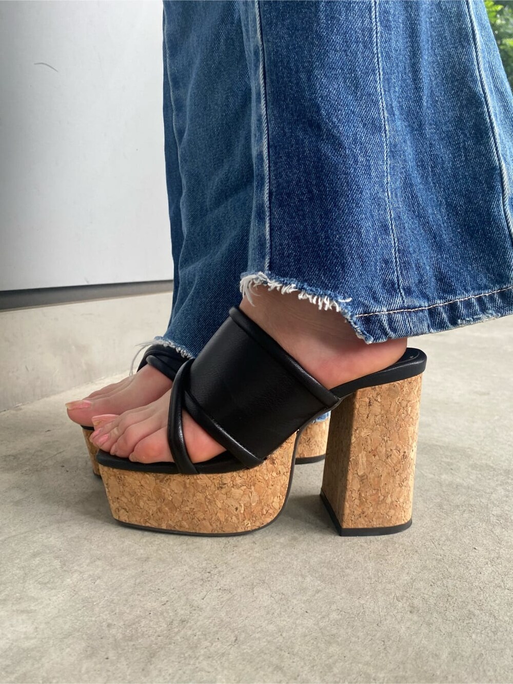 ホワイト系のショルダーバッグ、ブルー系のサロペット/オーバーオール、オレンジ系のタンクトップを着用したレディースの夏コーディネートの7枚目の写真