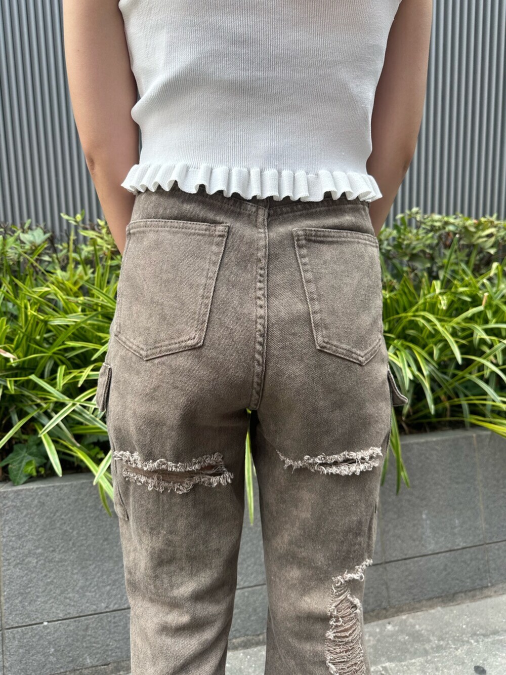 ブラック系のブーツ、ホワイト系のキャミソール、ブラウン系のその他パンツを着用したレディースの夏コーディネートの6枚目の写真