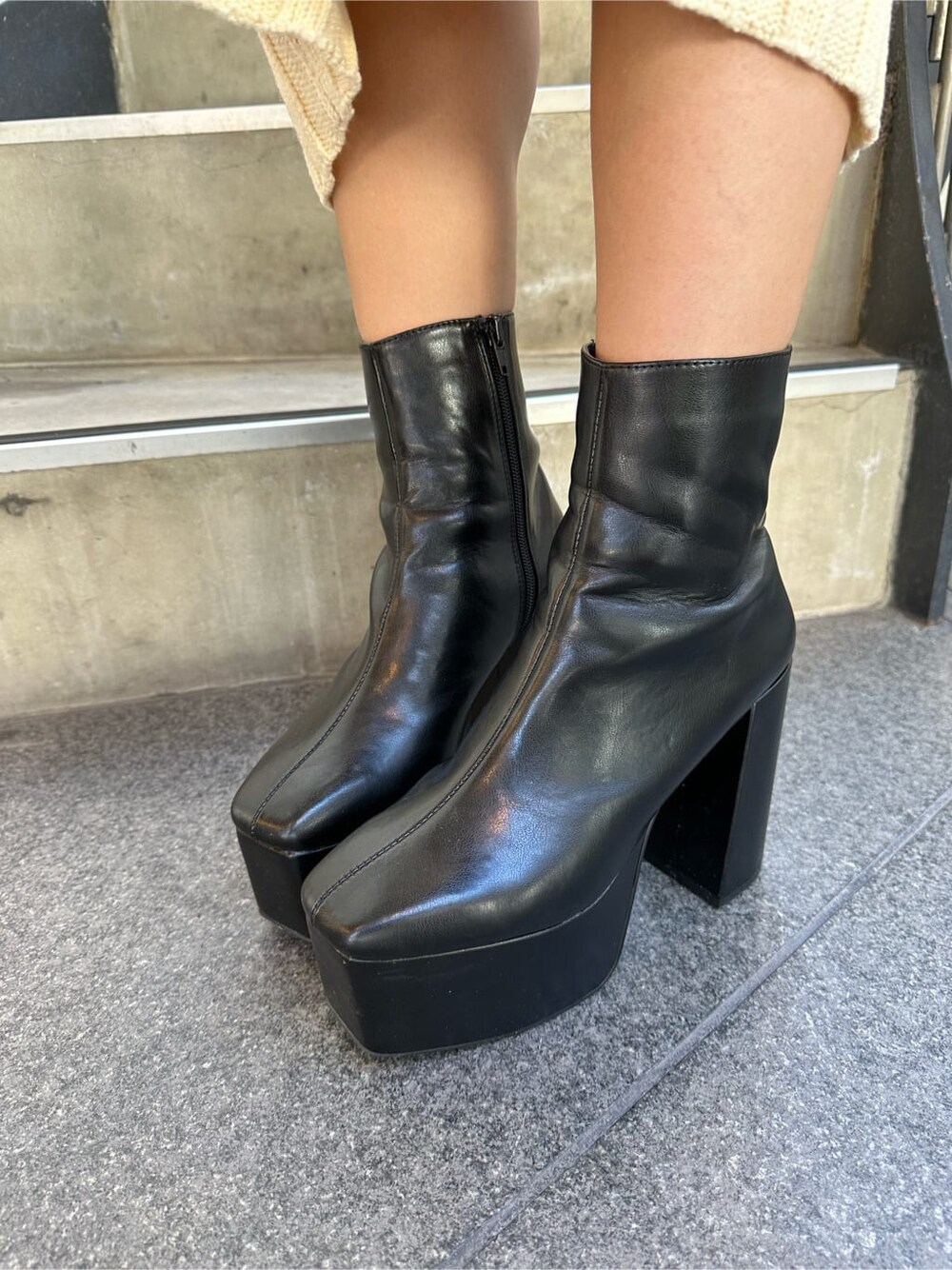 ホワイト系のスカート、ホワイト系のニット/セーター、ブラック系のハンドバッグを着用したレディースの秋コーディネートの9枚目の写真