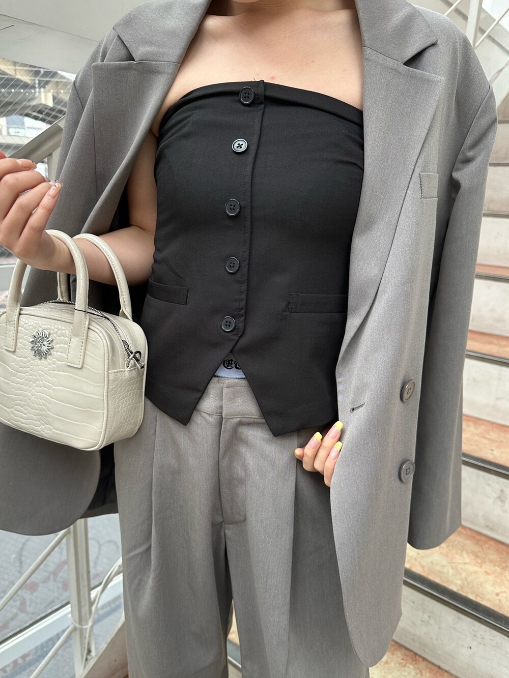 グレー系のその他パンツ、ブラック系のキャミソール、グレー系のテーラードジャケットを着用したレディースの春コーディネートの5枚目の写真