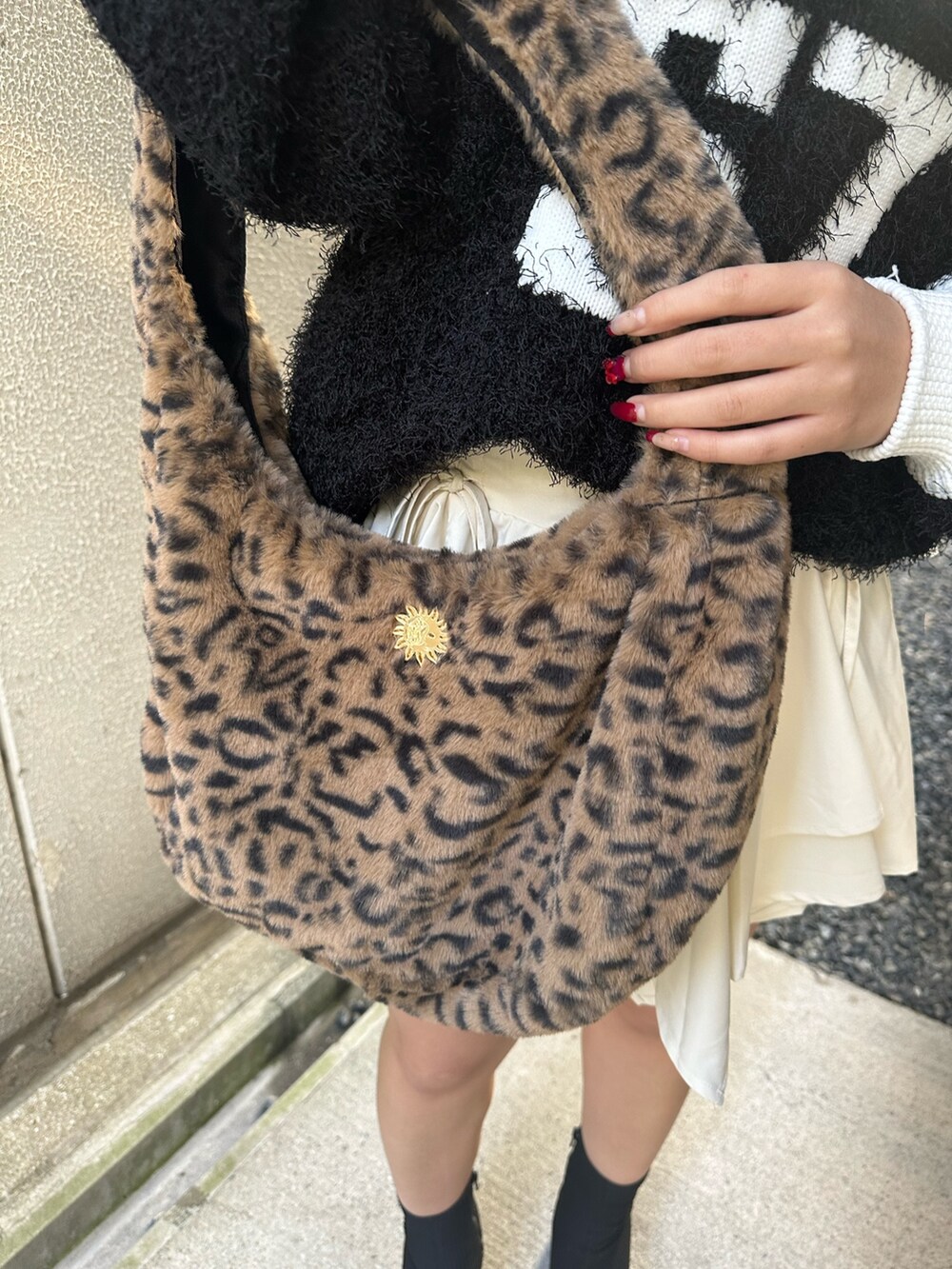 ブラック系のニット/セーター、その他のショルダーバッグ、その他のブーツを着用したレディースの秋コーディネートの8枚目の写真