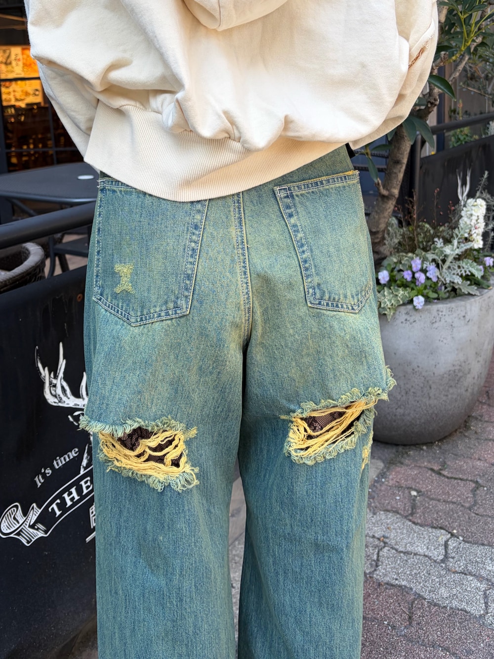 ホワイト系のパーカー、その他のTシャツ/カットソー、ブルー系のデニムパンツを着用したレディースの春コーディネートの6枚目の写真